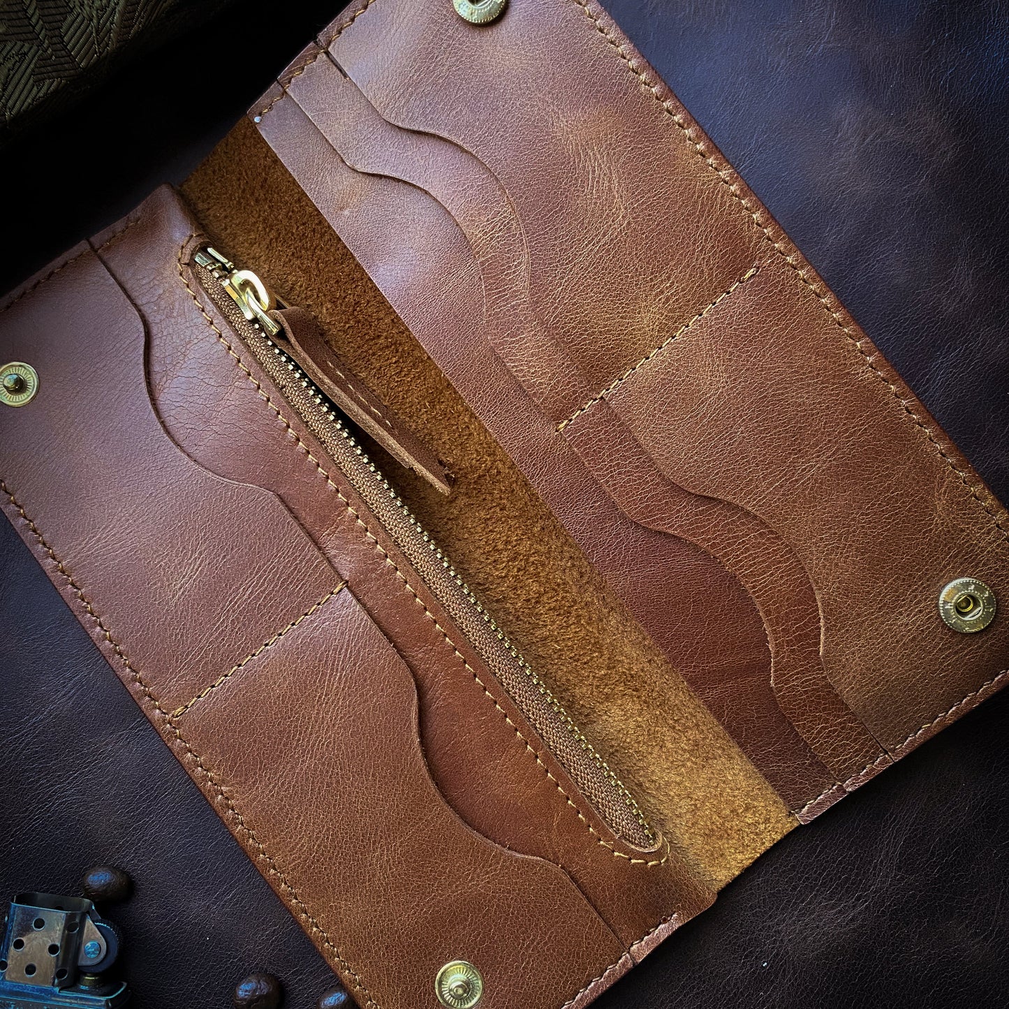 El yapımı bayan deri cüzdan – el dikişi, minimalist tasarım, ücretsiz kişiselleştirme ile isim yazdırma imkanı.