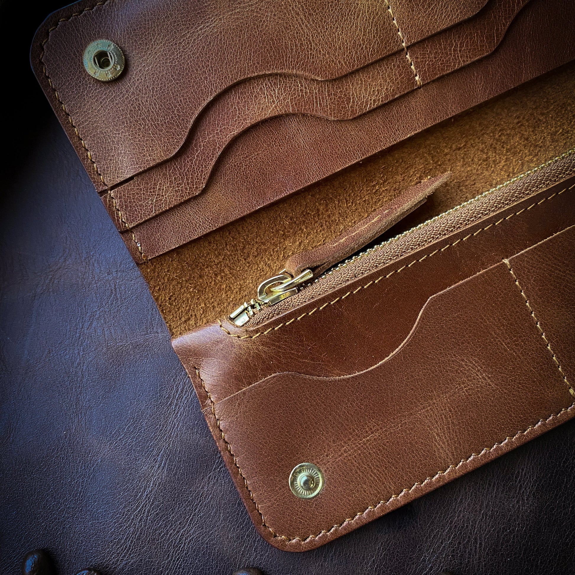 El yapımı bayan deri cüzdan – el dikişi, minimalist tasarım, ücretsiz kişiselleştirme ile isim yazdırma imkanı.