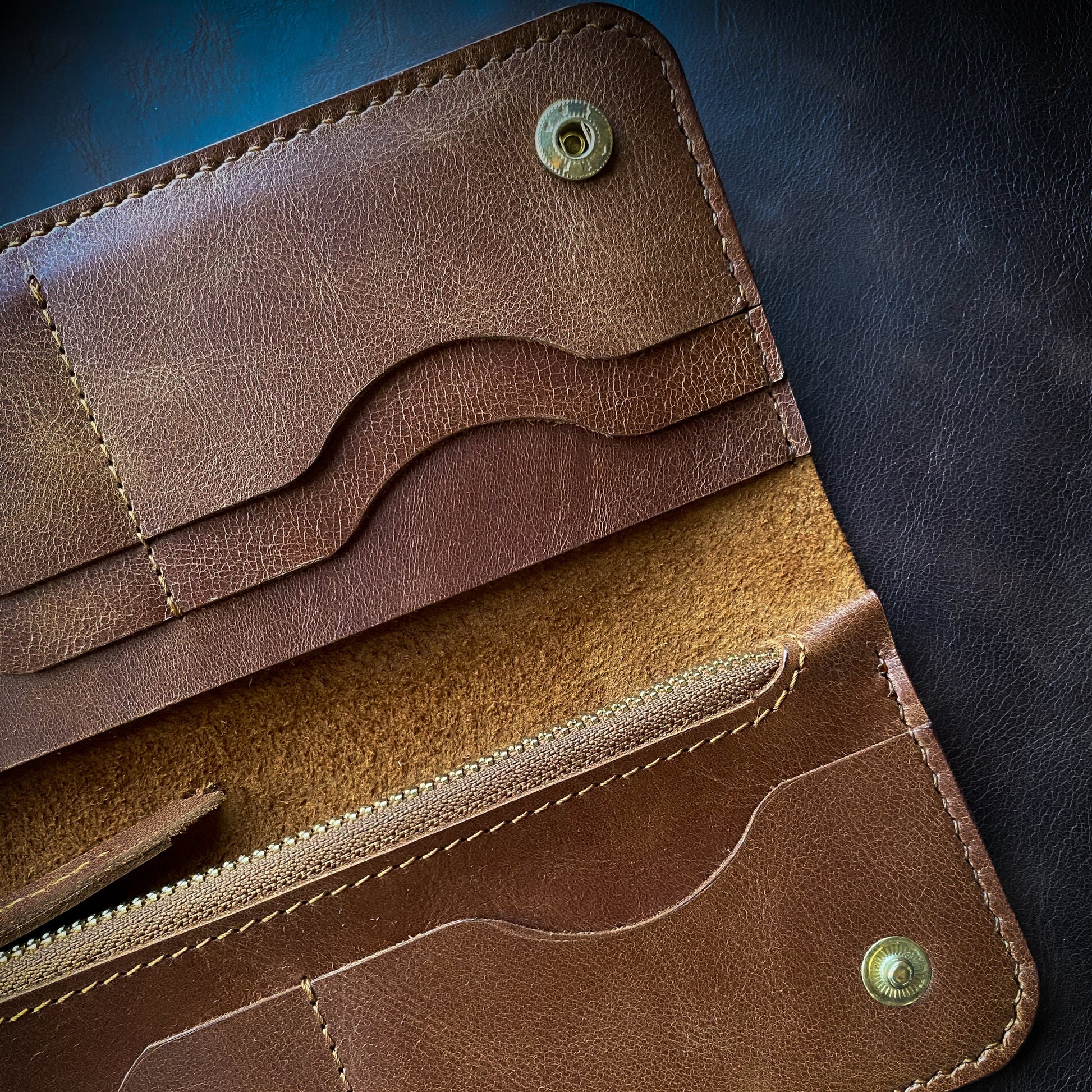 El yapımı bayan deri cüzdan – el dikişi, minimalist tasarım, ücretsiz kişiselleştirme ile isim yazdırma imkanı.