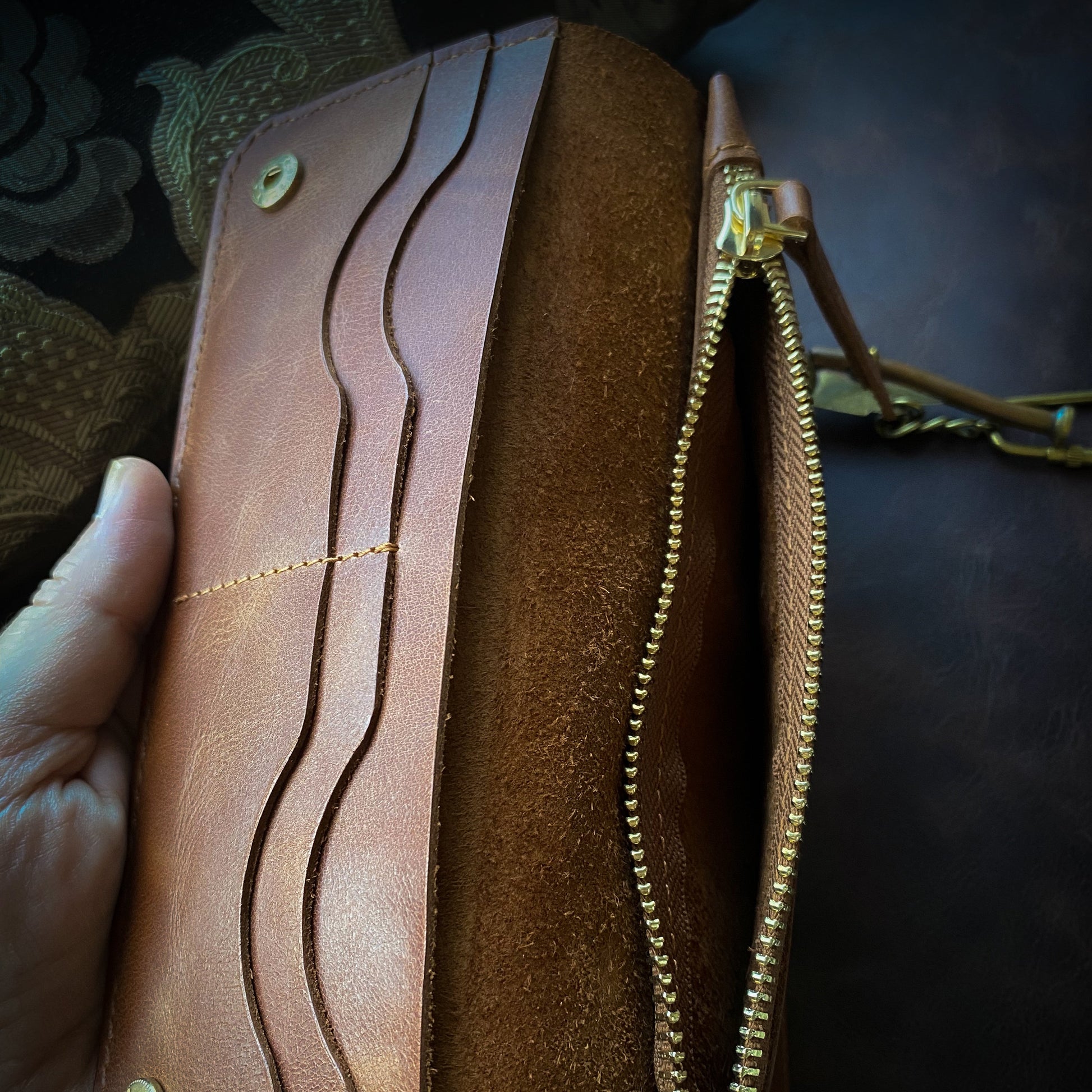 El yapımı bayan deri cüzdan – el dikişi, minimalist tasarım, ücretsiz kişiselleştirme ile isim yazdırma imkanı.