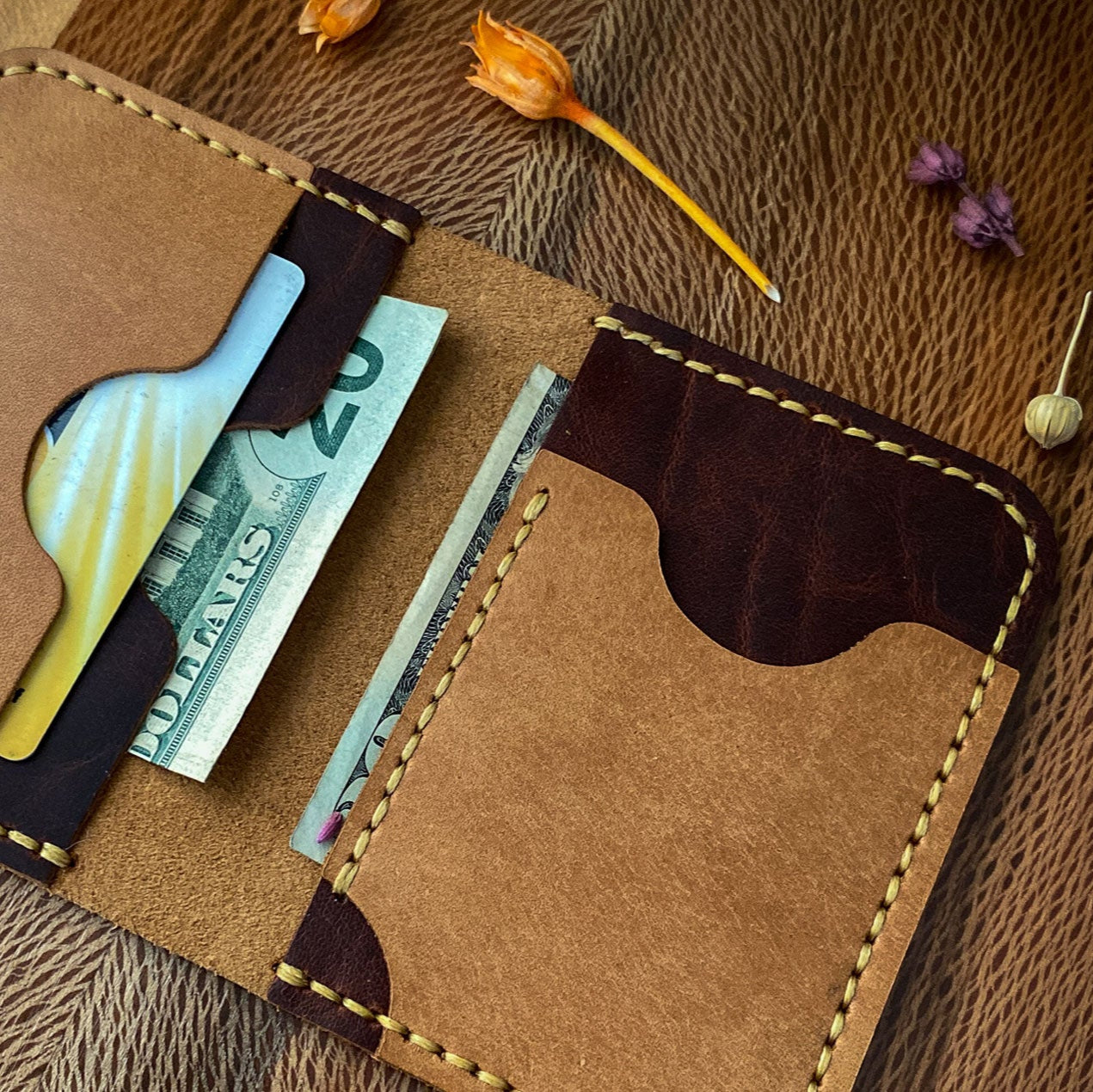 El yapımı deri erkek cüzdan – el dikişi, minimalist tasarım, ücretsiz kişiselleştirme ile isim yazdırma imkanı.