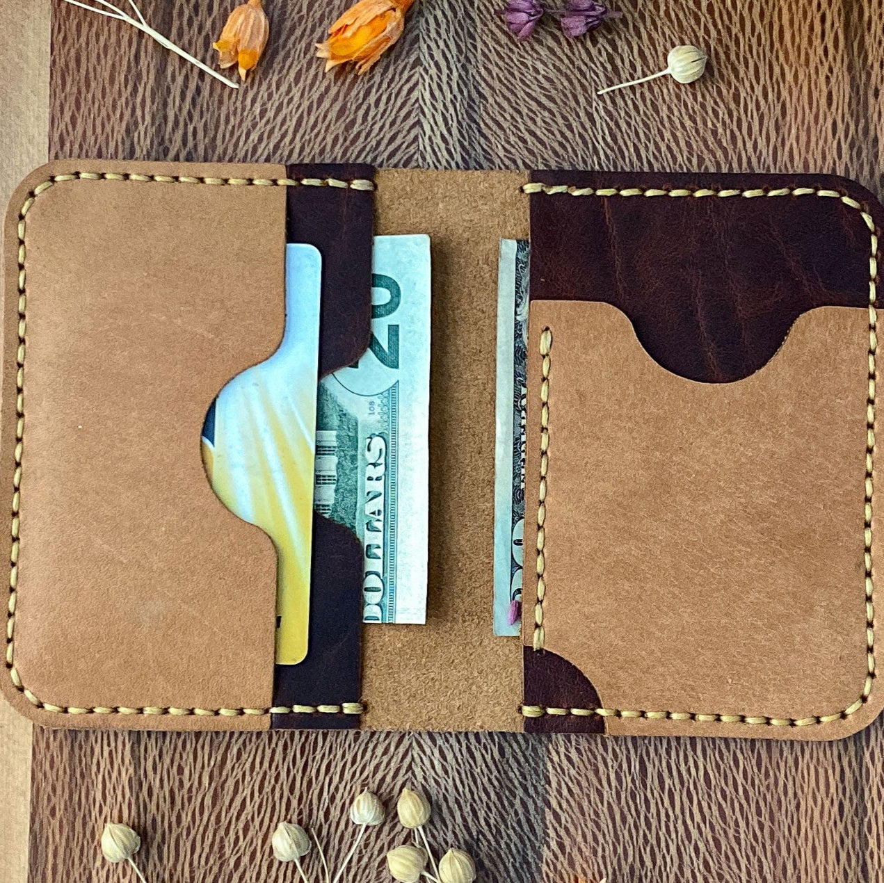 Hakiki deri erkek cüzdan – uzun ömürlü, el işçiliği, isim ve baş harf kişiselleştirme hediyesi.