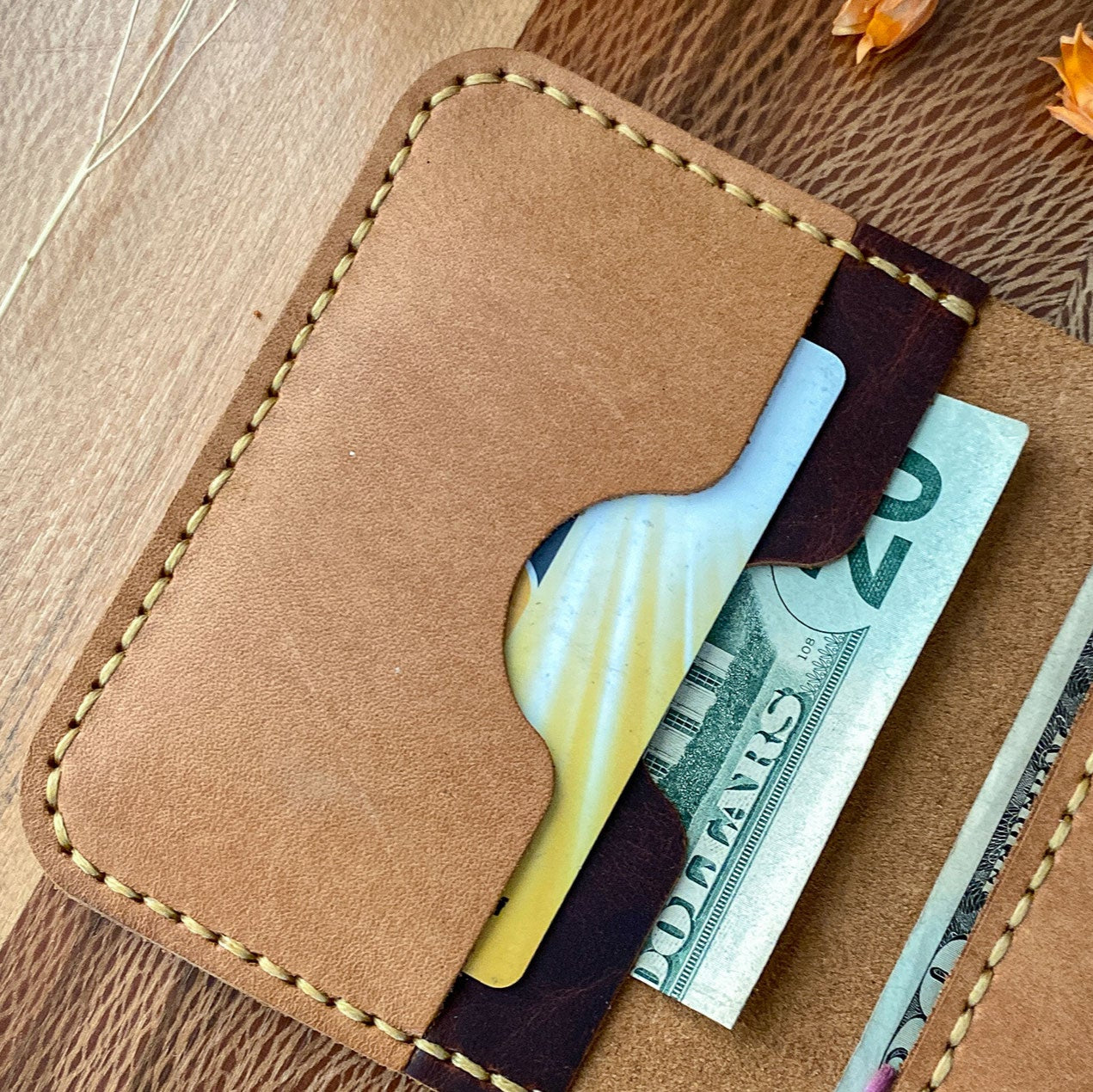 Erkek için şık deri cüzdan – el emeği, kaliteli dikiş, özel hediye seçeneği, ücretsiz isim yazma.