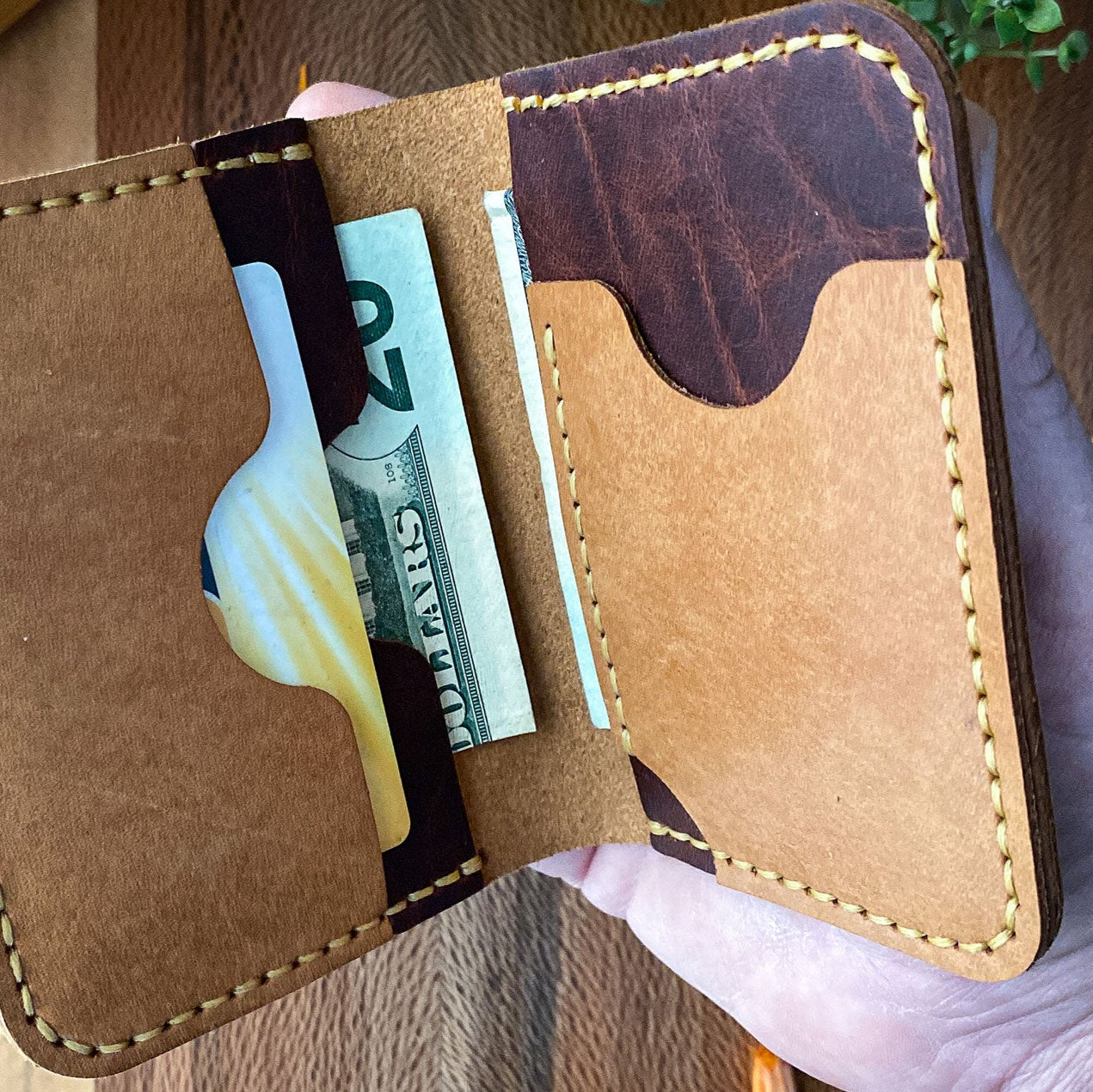 Minimalist el yapımı deri cüzdan – erkek aksesuarı, kişiye özel tasarım, dayanıklı el dikişi.