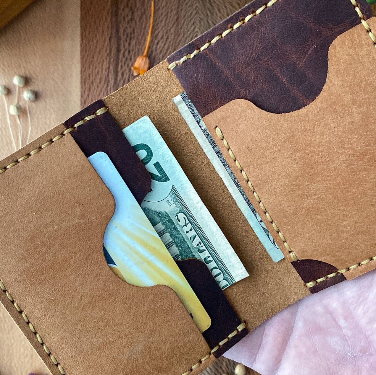 El işçiliğiyle üretilmiş erkek deri cüzdan – kişisel isim yazdırma hediyelik seçenekli.