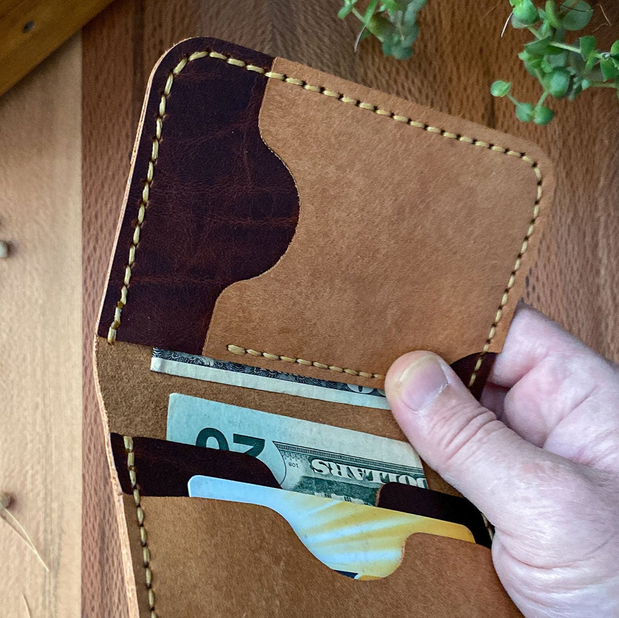 Şık ve zarif erkek deri cüzdan – hakiki deri, el dikişi, kişiye özel kişiselleştirme fırsatı.