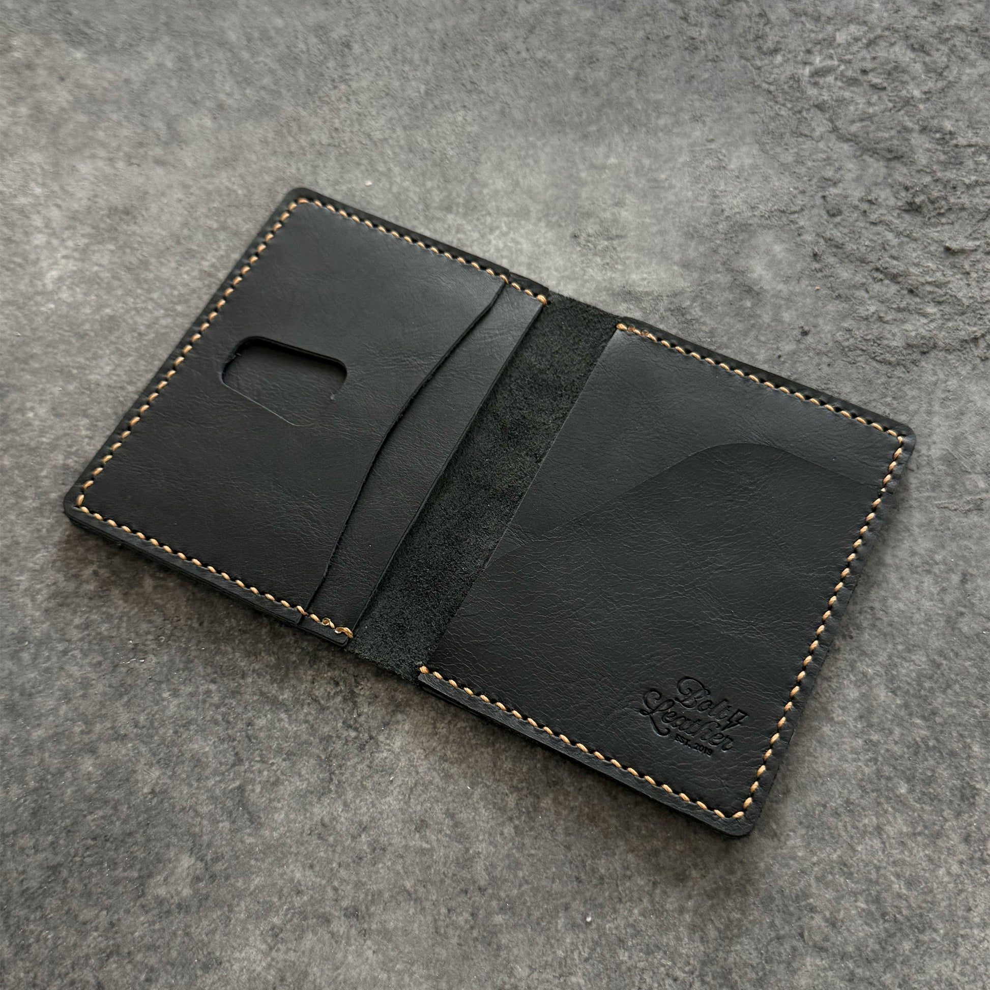 El yapımı deri erkek cüzdan – el dikişi, minimalist tasarım, ücretsiz kişiselleştirme ile isim yazdırma imkanı.