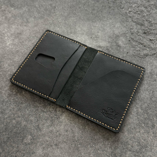 El yapımı deri erkek cüzdan – el dikişi, minimalist tasarım, ücretsiz kişiselleştirme ile isim yazdırma imkanı.