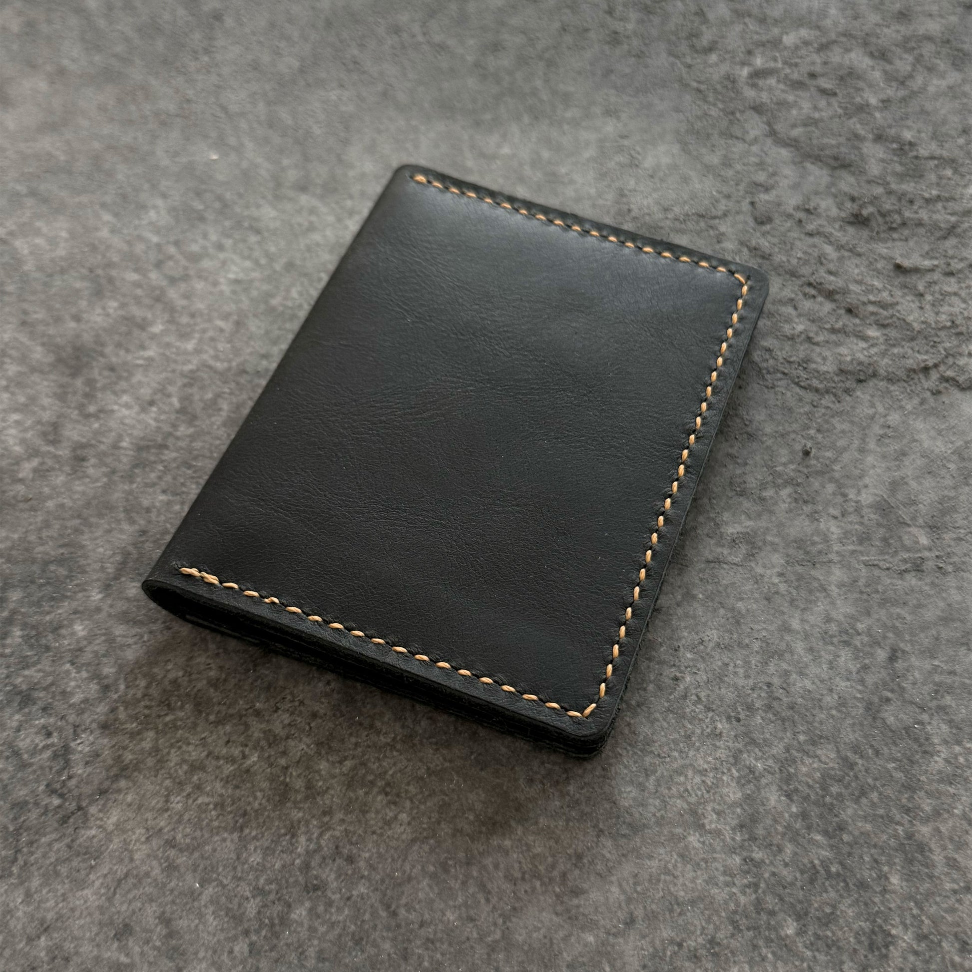 El yapımı deri erkek cüzdan – el dikişi, minimalist tasarım, ücretsiz kişiselleştirme ile isim yazdırma imkanı.