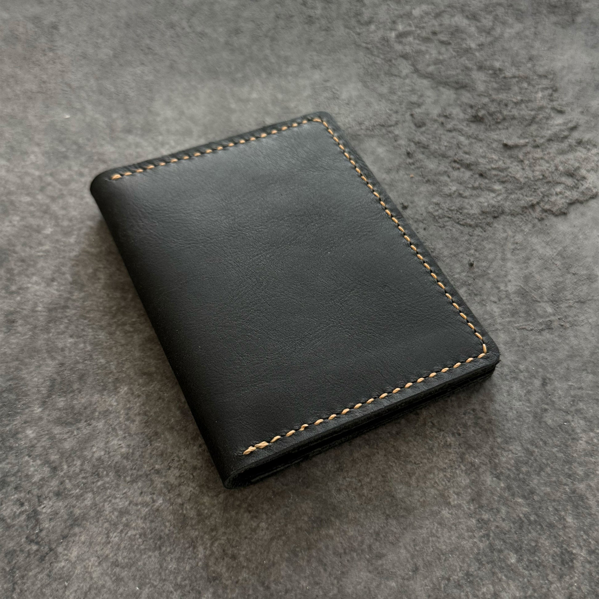 El yapımı deri erkek cüzdan – el dikişi, minimalist tasarım, ücretsiz kişiselleştirme ile isim yazdırma imkanı.