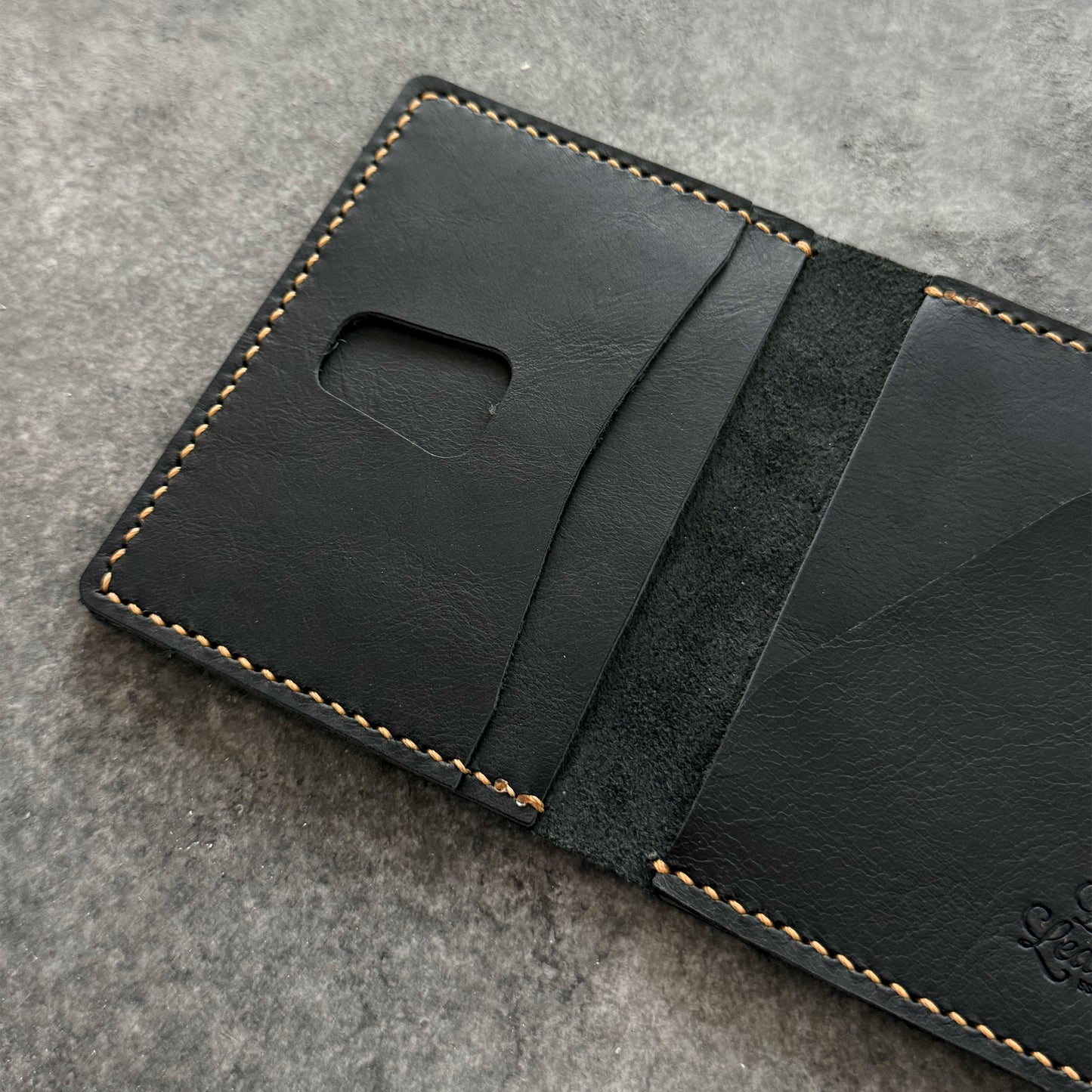 El yapımı deri erkek cüzdan – el dikişi, minimalist tasarım, ücretsiz kişiselleştirme ile isim yazdırma imkanı.