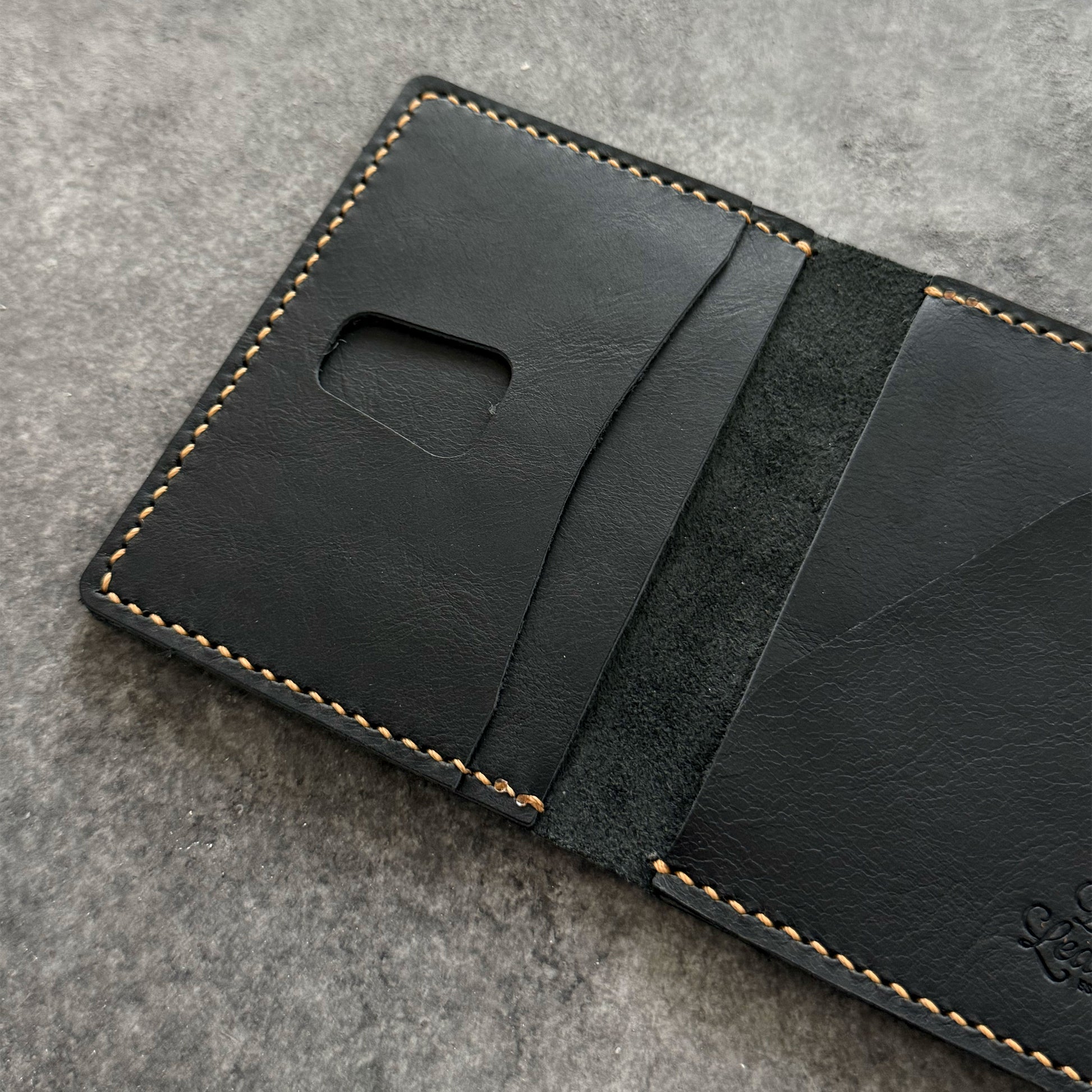 El yapımı deri erkek cüzdan – el dikişi, minimalist tasarım, ücretsiz kişiselleştirme ile isim yazdırma imkanı.