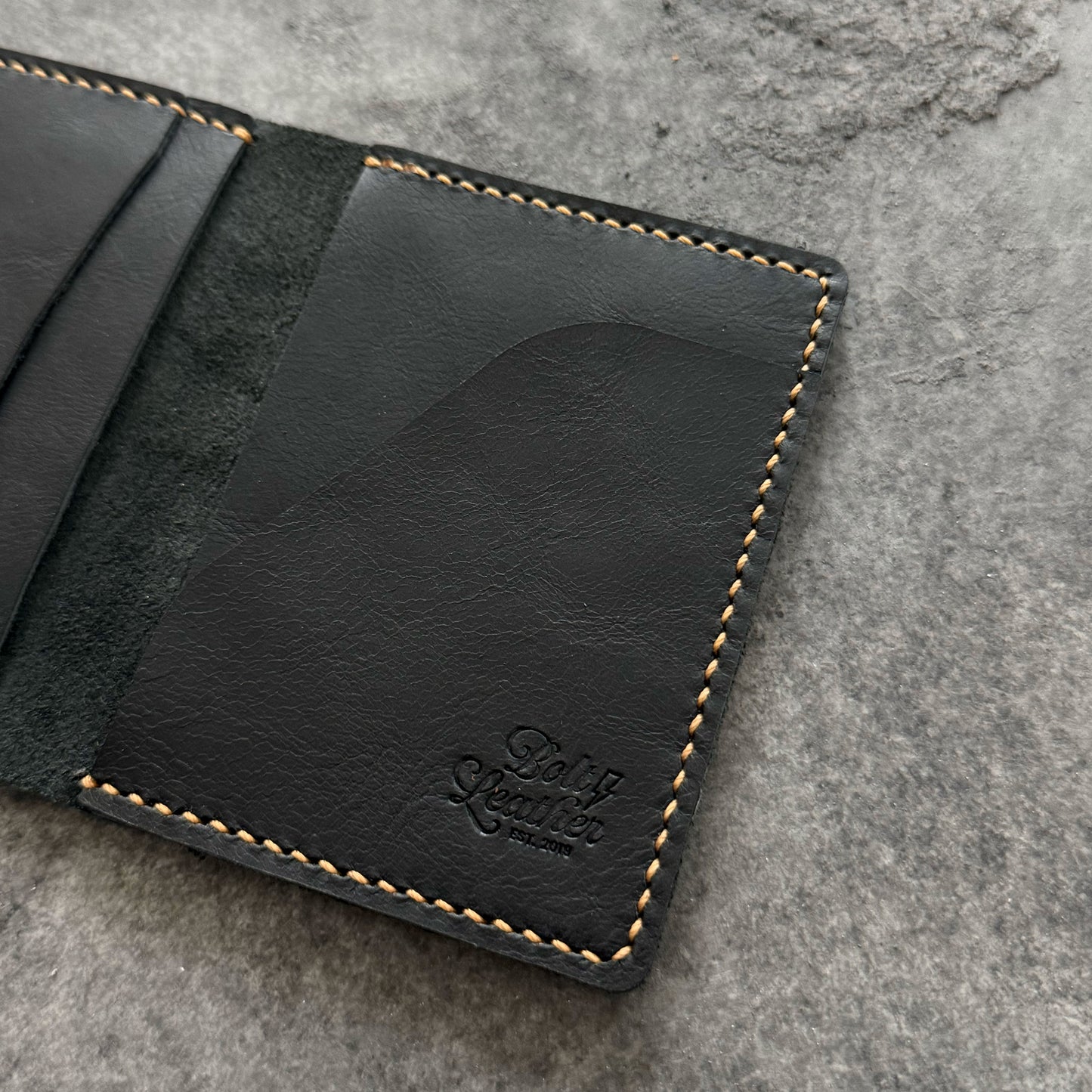 El yapımı deri erkek cüzdan – el dikişi, minimalist tasarım, ücretsiz kişiselleştirme ile isim yazdırma imkanı.