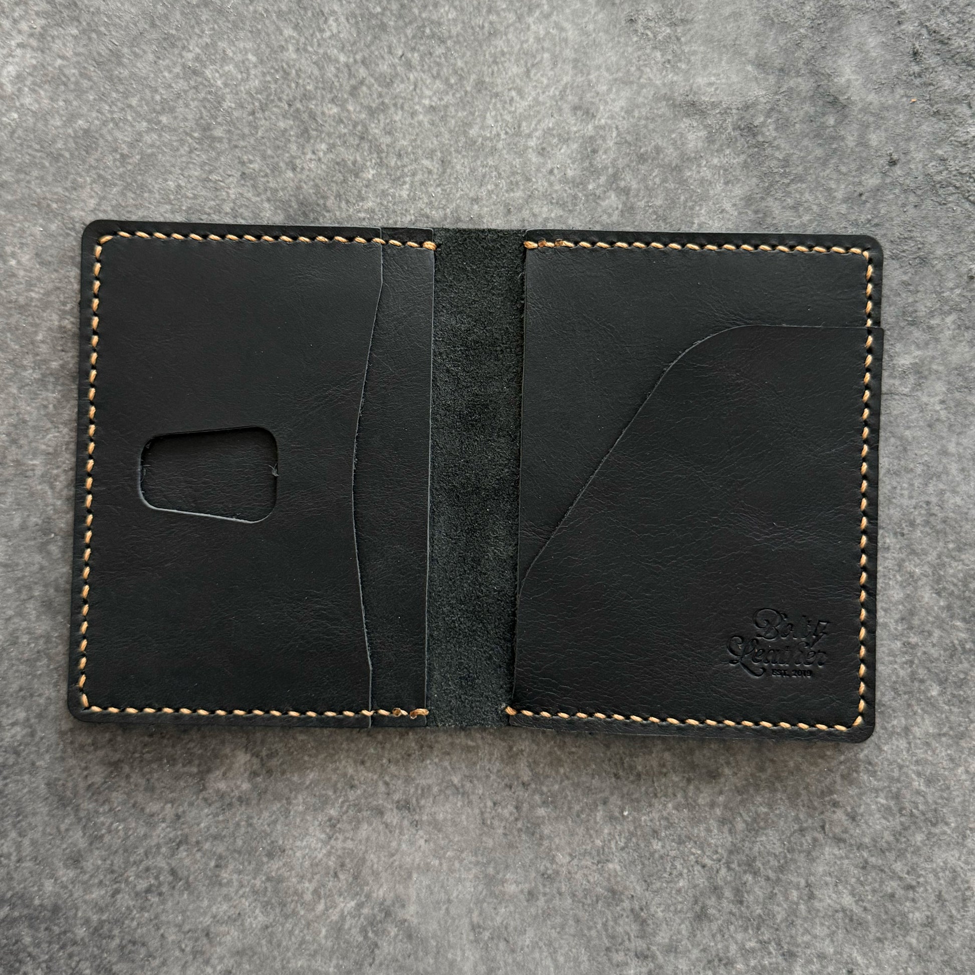 El yapımı deri erkek cüzdan – el dikişi, minimalist tasarım, ücretsiz kişiselleştirme ile isim yazdırma imkanı.