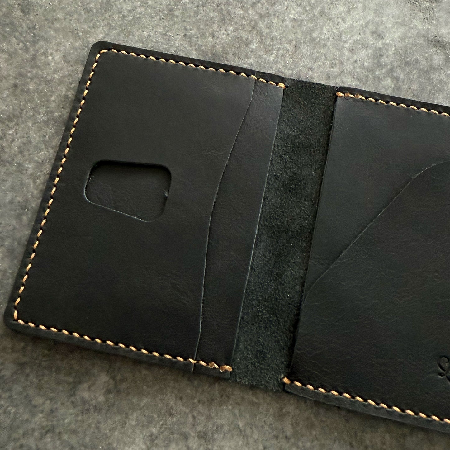 El yapımı deri erkek cüzdan – el dikişi, minimalist tasarım, ücretsiz kişiselleştirme ile isim yazdırma imkanı.