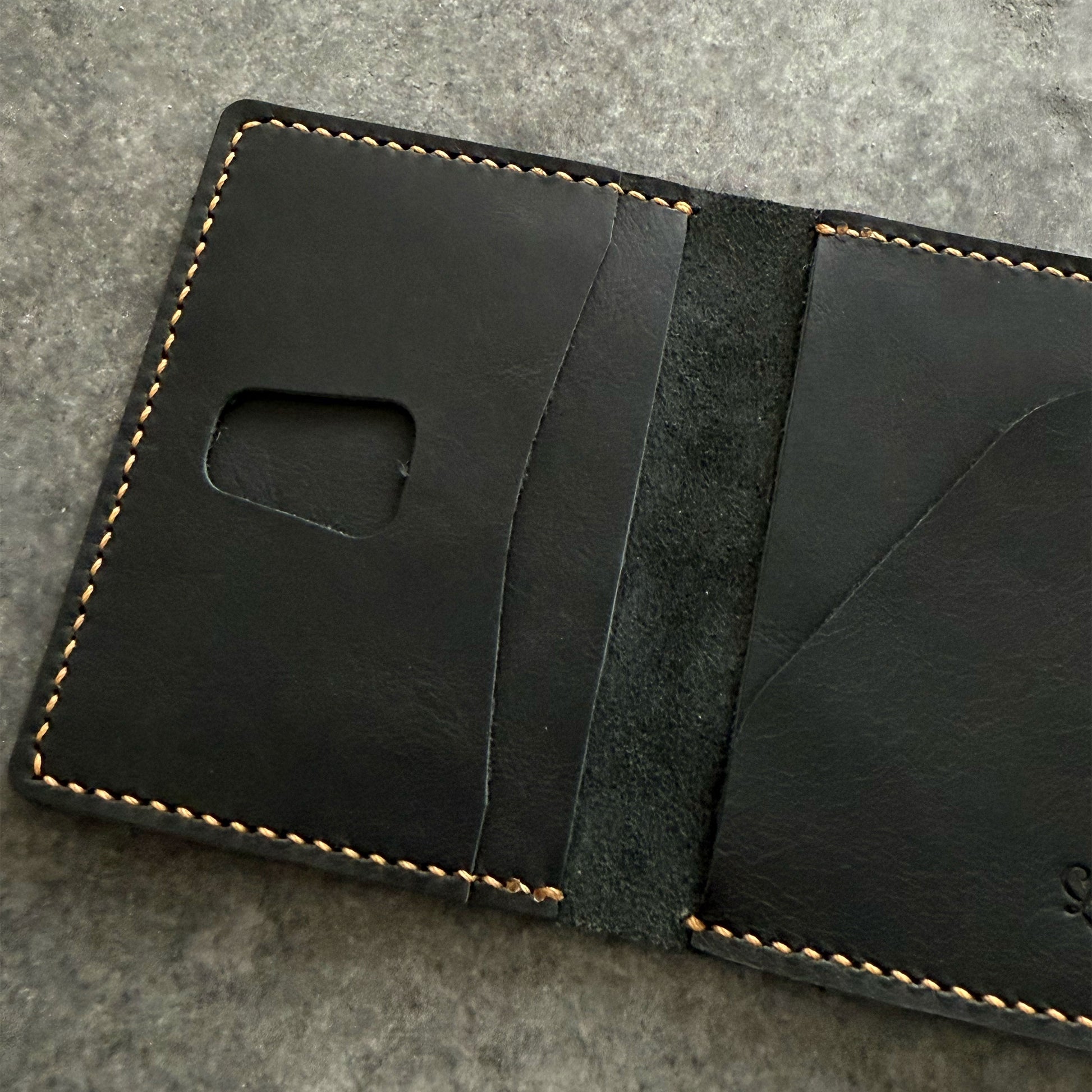 El yapımı deri erkek cüzdan – el dikişi, minimalist tasarım, ücretsiz kişiselleştirme ile isim yazdırma imkanı.