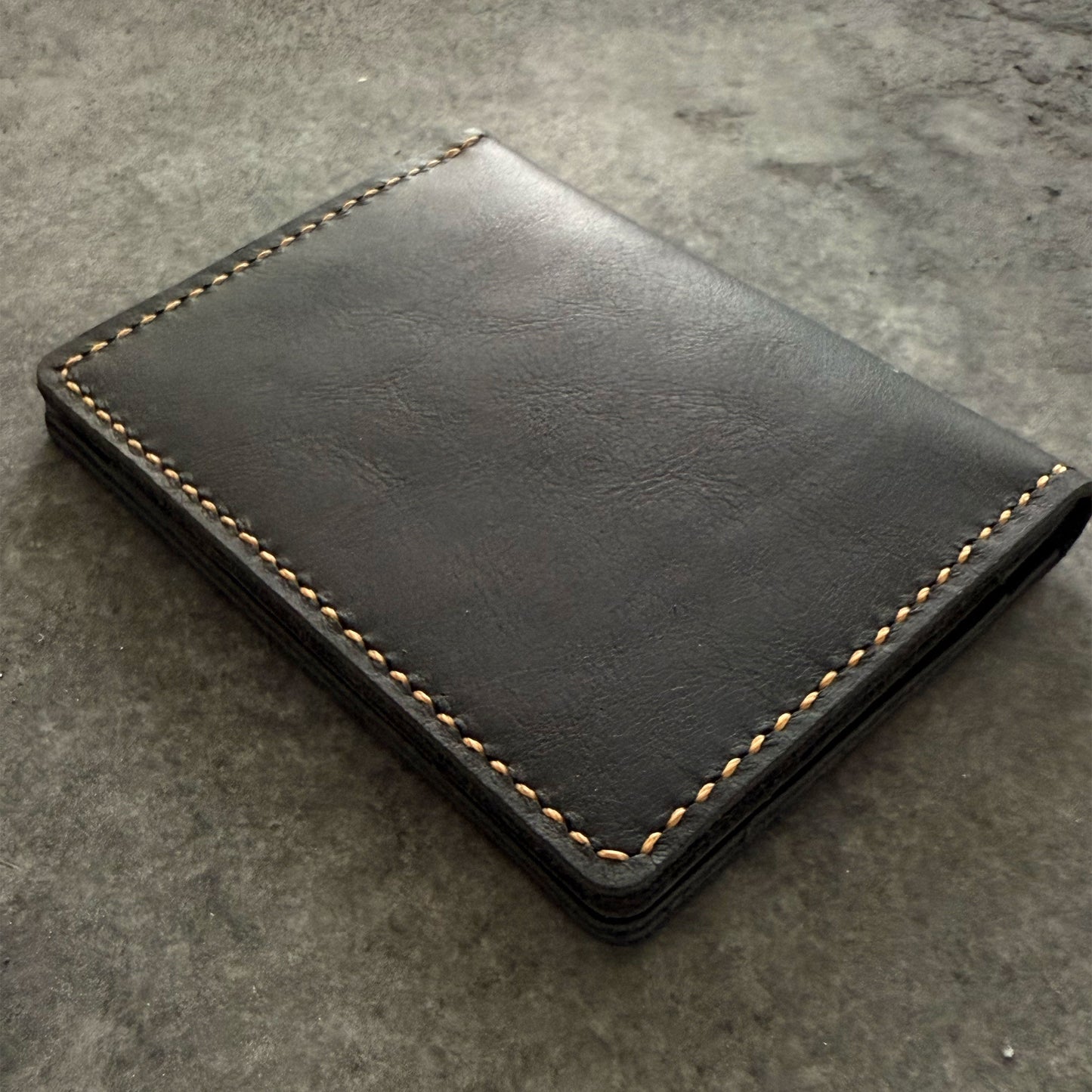 El yapımı deri erkek cüzdan – el dikişi, minimalist tasarım, ücretsiz kişiselleştirme ile isim yazdırma imkanı.