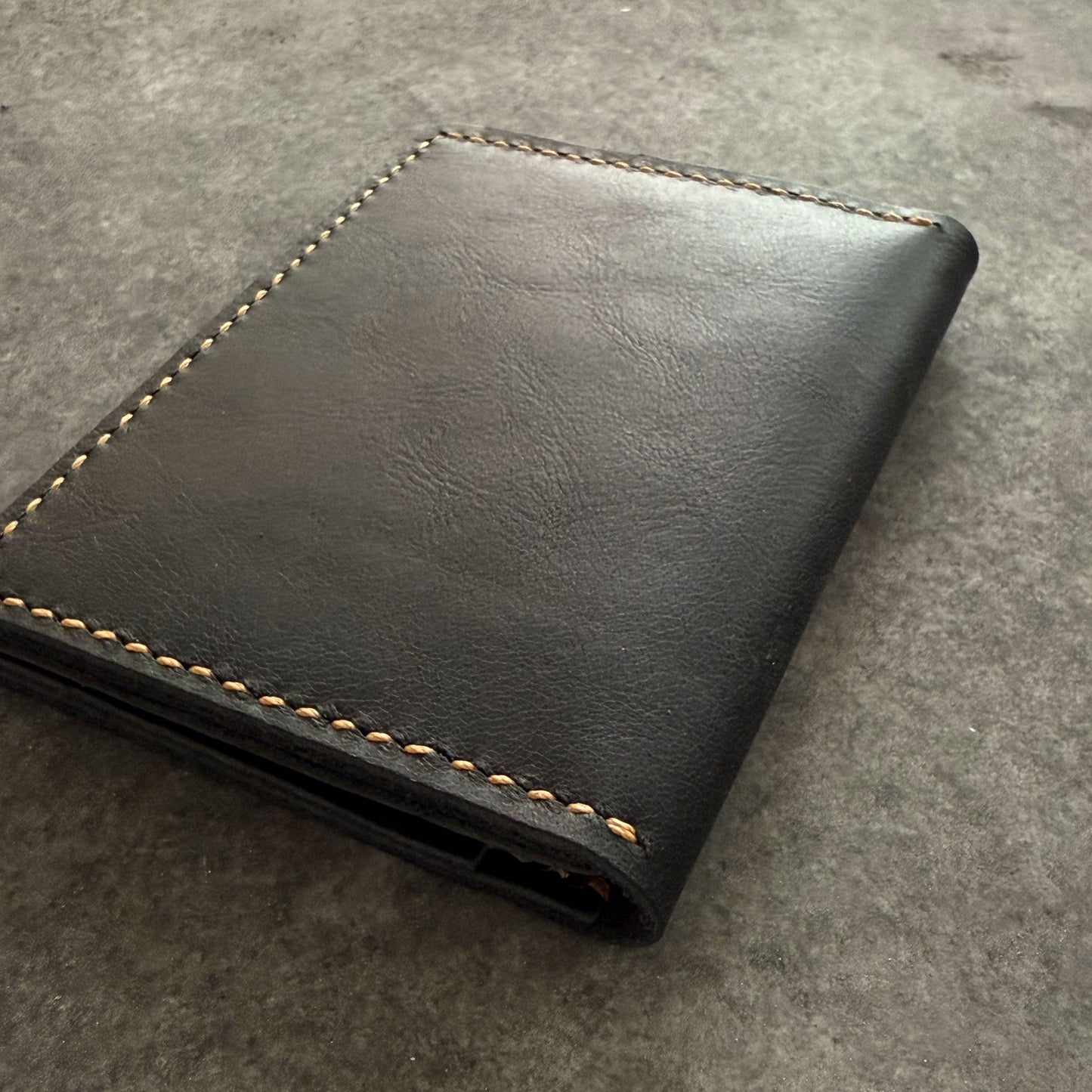 El yapımı deri erkek cüzdan – el dikişi, minimalist tasarım, ücretsiz kişiselleştirme ile isim yazdırma imkanı.