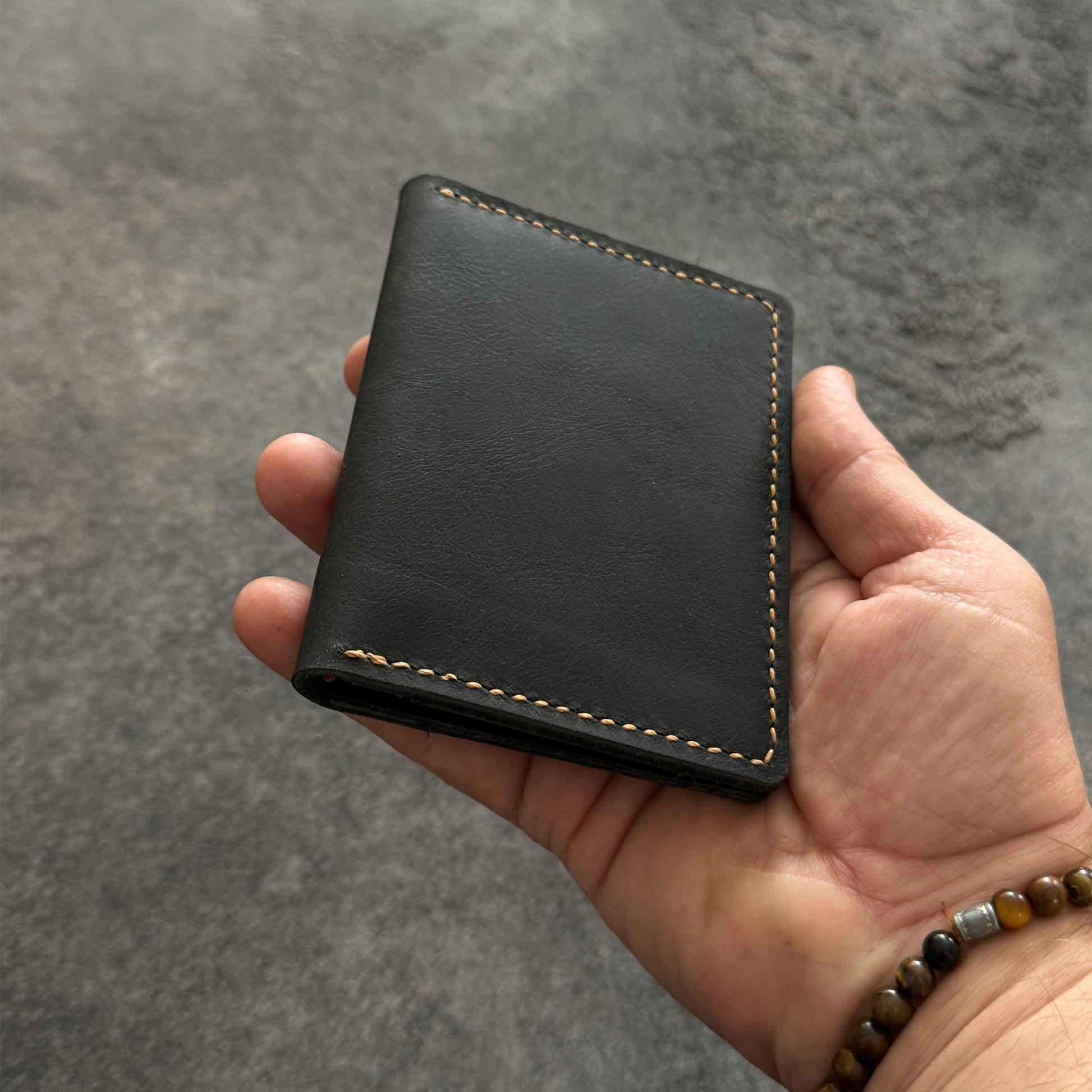 El yapımı deri erkek cüzdan – el dikişi, minimalist tasarım, ücretsiz kişiselleştirme ile isim yazdırma imkanı.