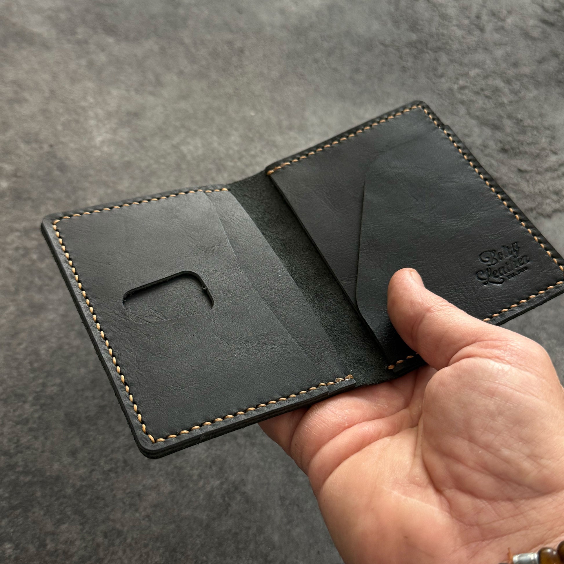 El yapımı deri erkek cüzdan – el dikişi, minimalist tasarım, ücretsiz kişiselleştirme ile isim yazdırma imkanı.