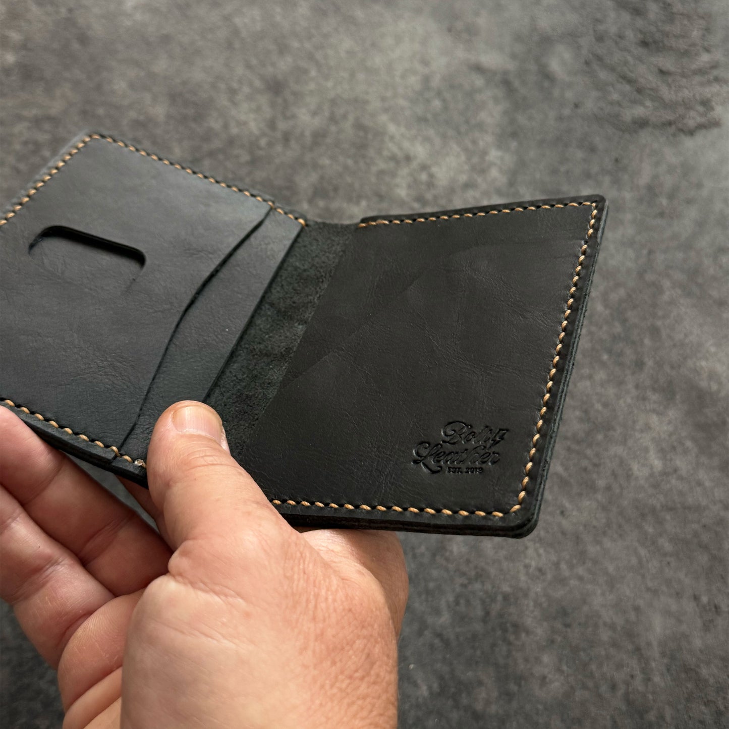 El yapımı deri erkek cüzdan – el dikişi, minimalist tasarım, ücretsiz kişiselleştirme ile isim yazdırma imkanı.