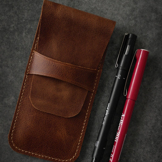 NOX™ el yapımı hakiki deri kalemlik; minimalist tasarımı, dayanıklı yapısı ve zamansız şıklığıyla günlük kullanım ve hediye için ideal.