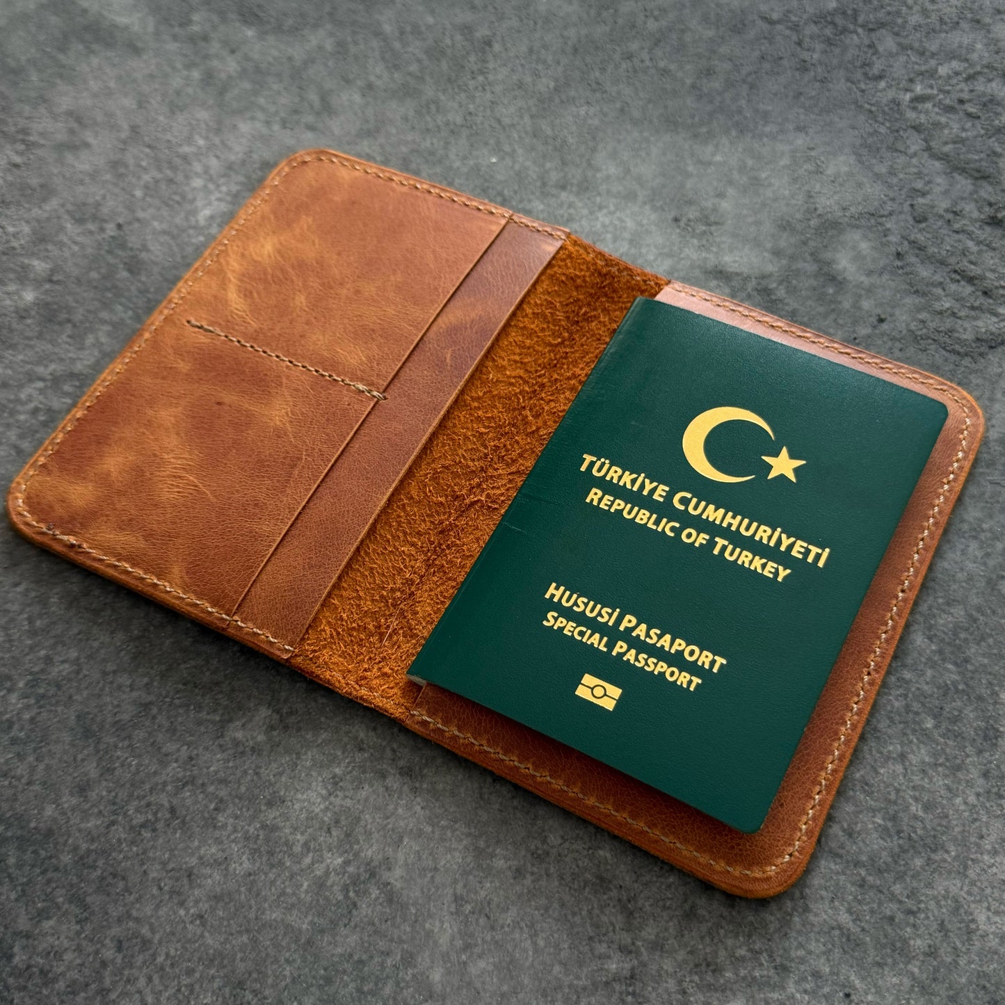 El yapımı deri pasaport kılıfı – el dikişi, minimalist tasarım, ücretsiz kişiselleştirme ile isim yazdırma imkanı.