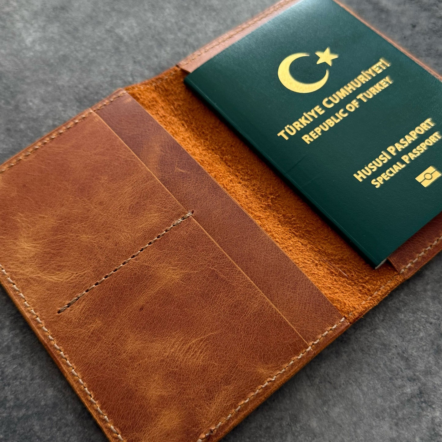 El yapımı deri pasaport kılıfı – el dikişi, minimalist tasarım, ücretsiz kişiselleştirme ile isim yazdırma imkanı.