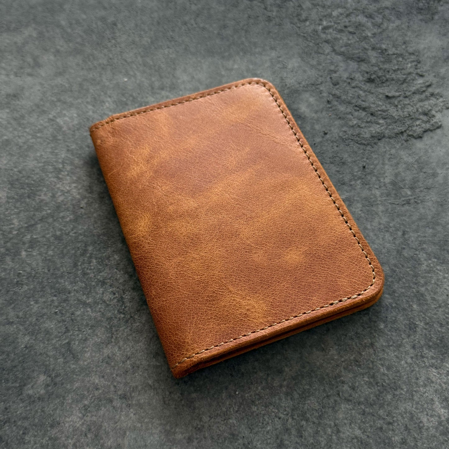 El yapımı deri pasaport kılıfı – el dikişi, minimalist tasarım, ücretsiz kişiselleştirme ile isim yazdırma imkanı.