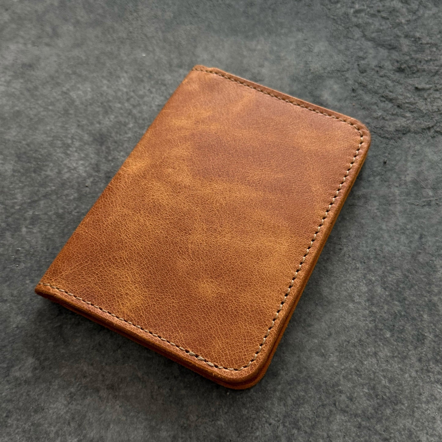 El yapımı deri pasaport kılıfı – el dikişi, minimalist tasarım, ücretsiz kişiselleştirme ile isim yazdırma imkanı.