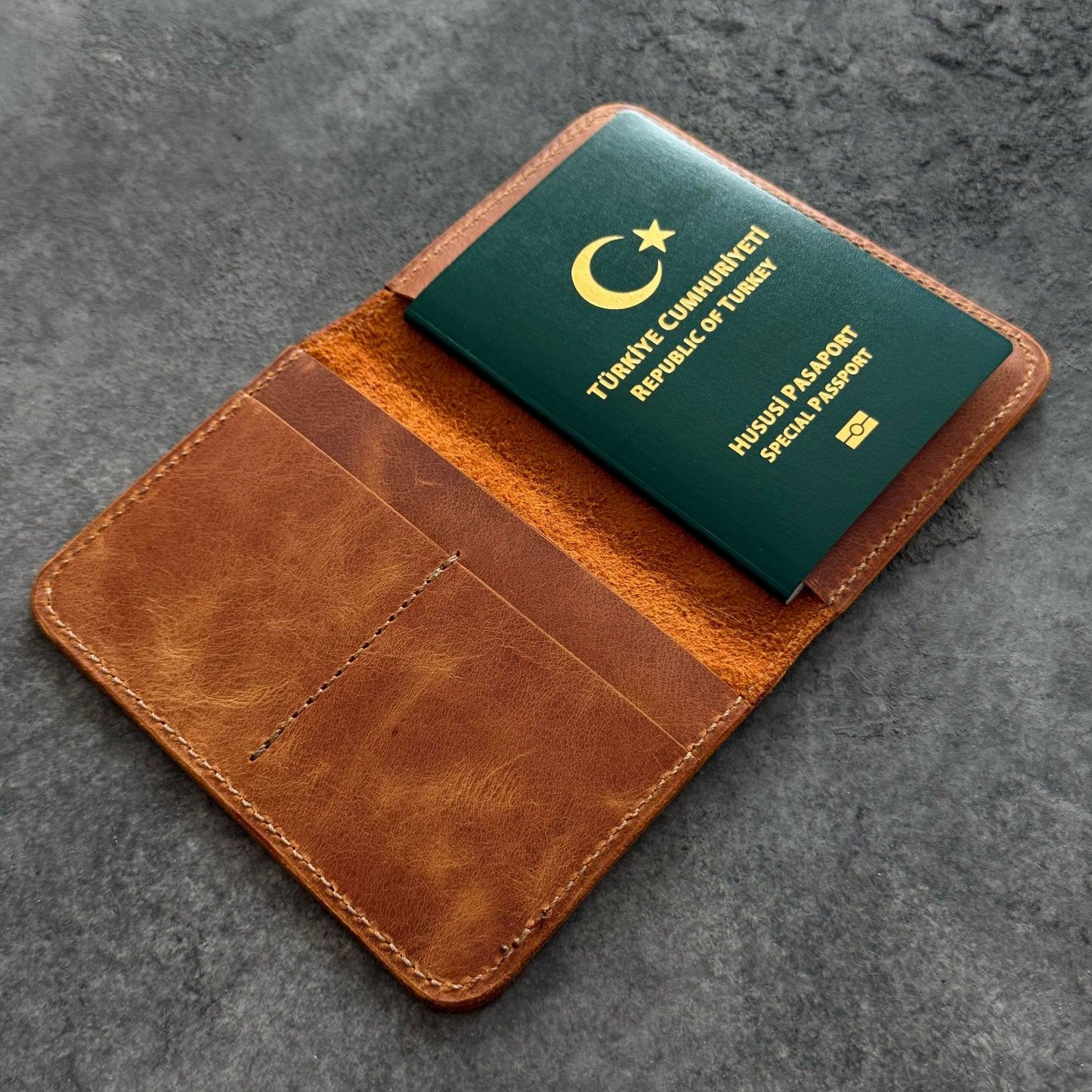 El yapımı deri pasaport kılıfı – el dikişi, minimalist tasarım, ücretsiz kişiselleştirme ile isim yazdırma imkanı.