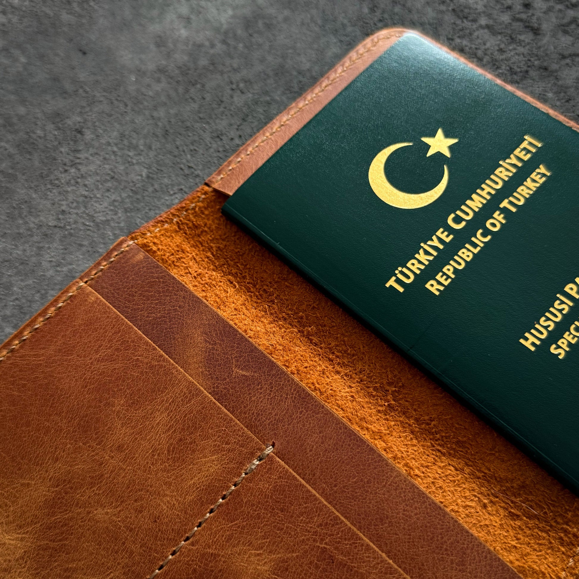 El yapımı deri pasaport kılıfı – el dikişi, minimalist tasarım, ücretsiz kişiselleştirme ile isim yazdırma imkanı.