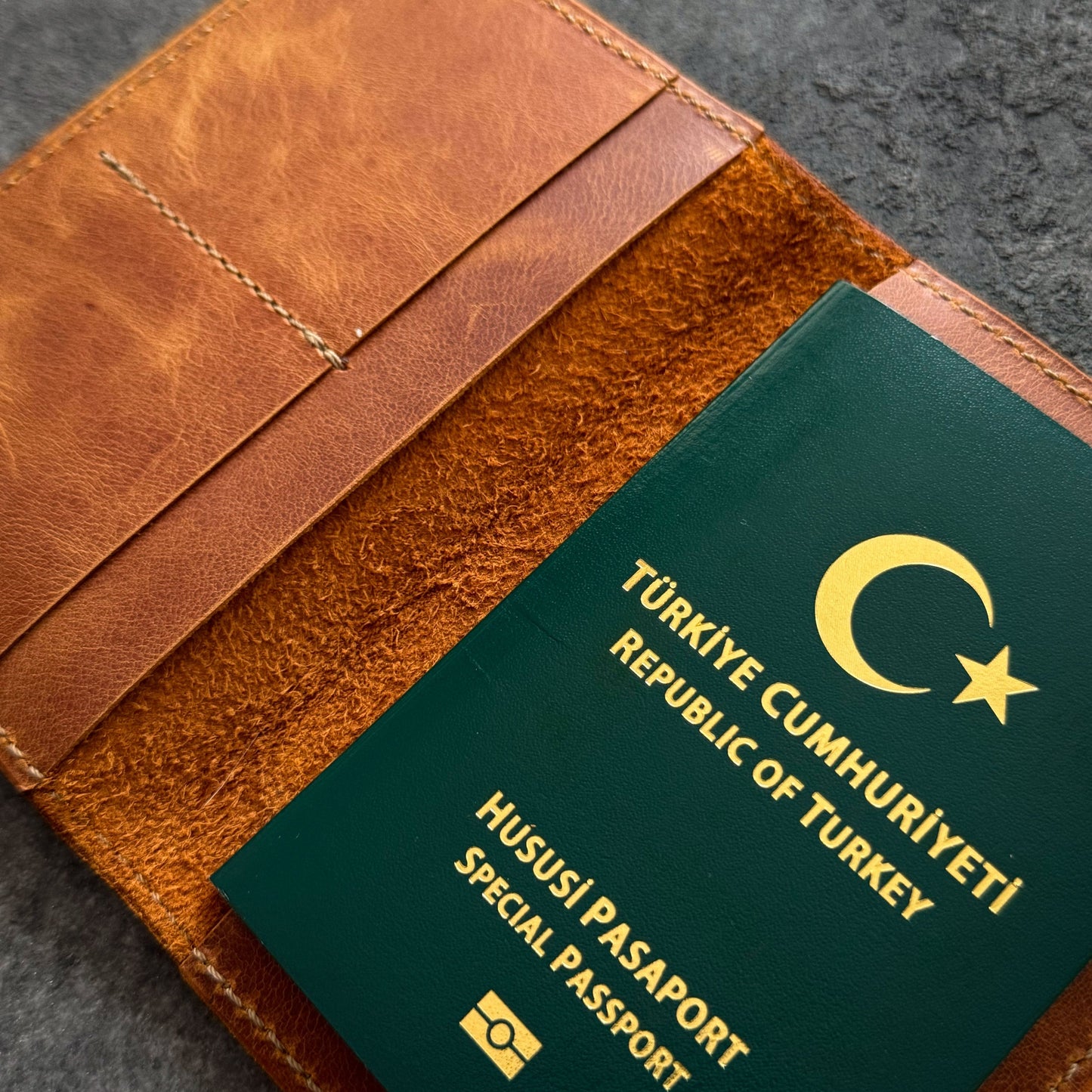 El yapımı deri pasaport kılıfı – el dikişi, minimalist tasarım, ücretsiz kişiselleştirme ile isim yazdırma imkanı.