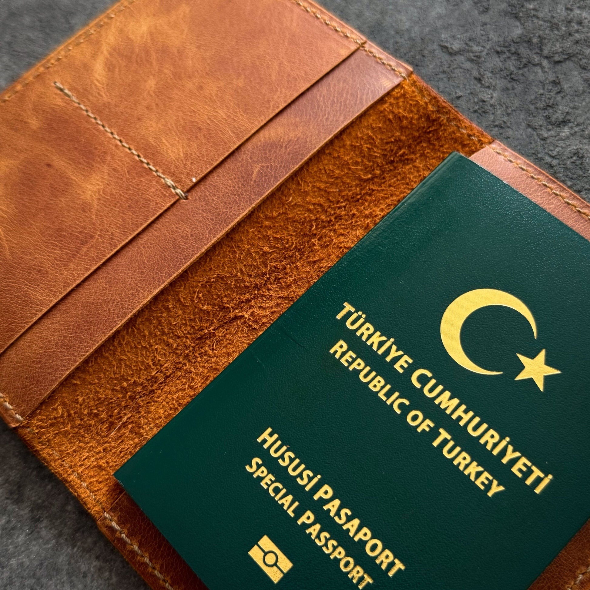 El yapımı deri pasaport kılıfı – el dikişi, minimalist tasarım, ücretsiz kişiselleştirme ile isim yazdırma imkanı.