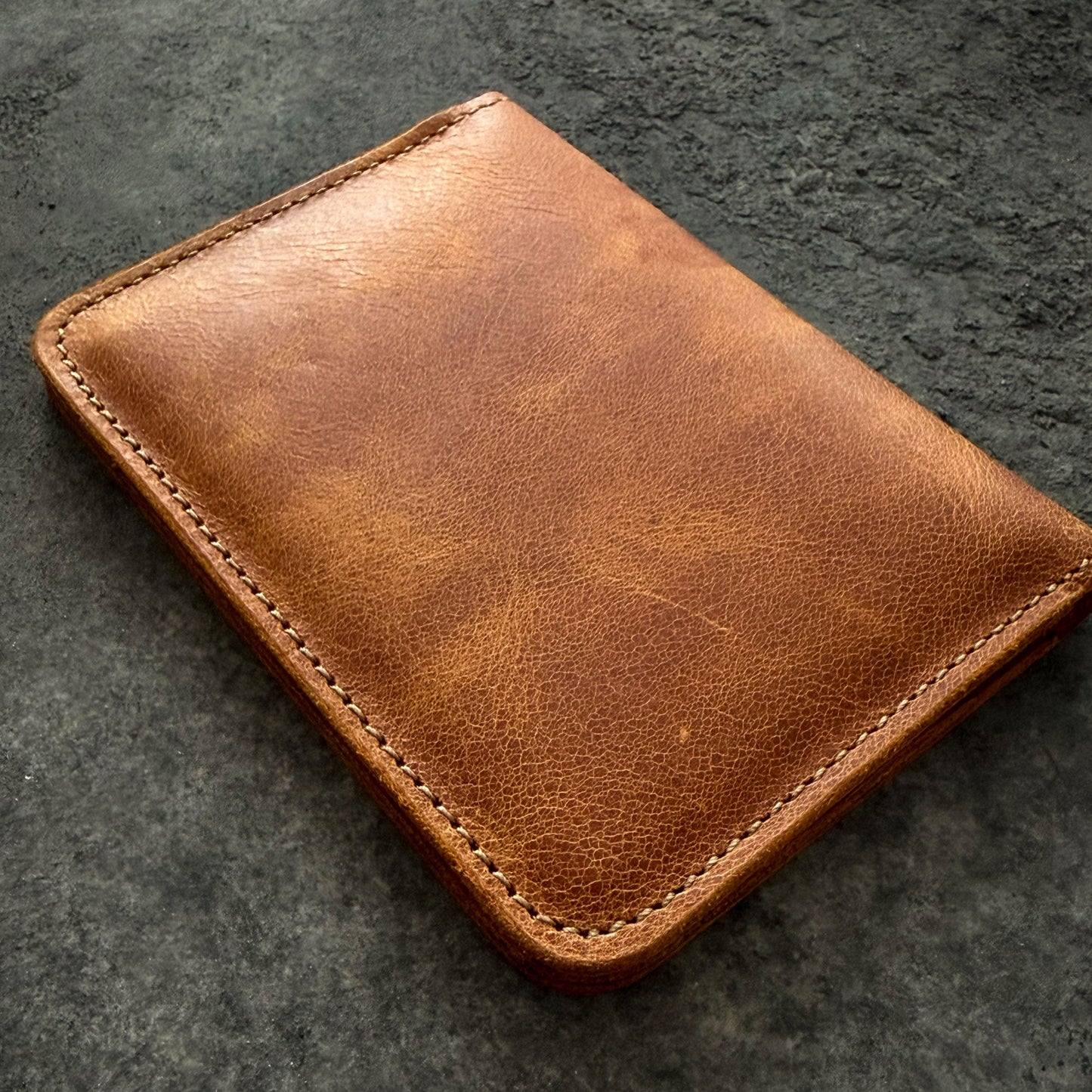 El yapımı deri pasaport kılıfı – el dikişi, minimalist tasarım, ücretsiz kişiselleştirme ile isim yazdırma imkanı.