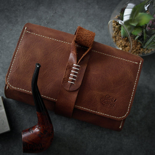 Zarif işçilik ve kaliteli malzemeyi bir araya getiren&nbsp;el yapımı deri pipo çantası, pipo tutkunlarının vazgeçilmez aksesuarı olmaya aday.&nbsp;%100 gerçek deri&nbsp;ile üretilen bu özel çanta, yıllar geçtikçe güzelleşen doğal dokusuyla&nbsp;şıklığı ve dayanıklılığı&nbsp;bir arada sunar.