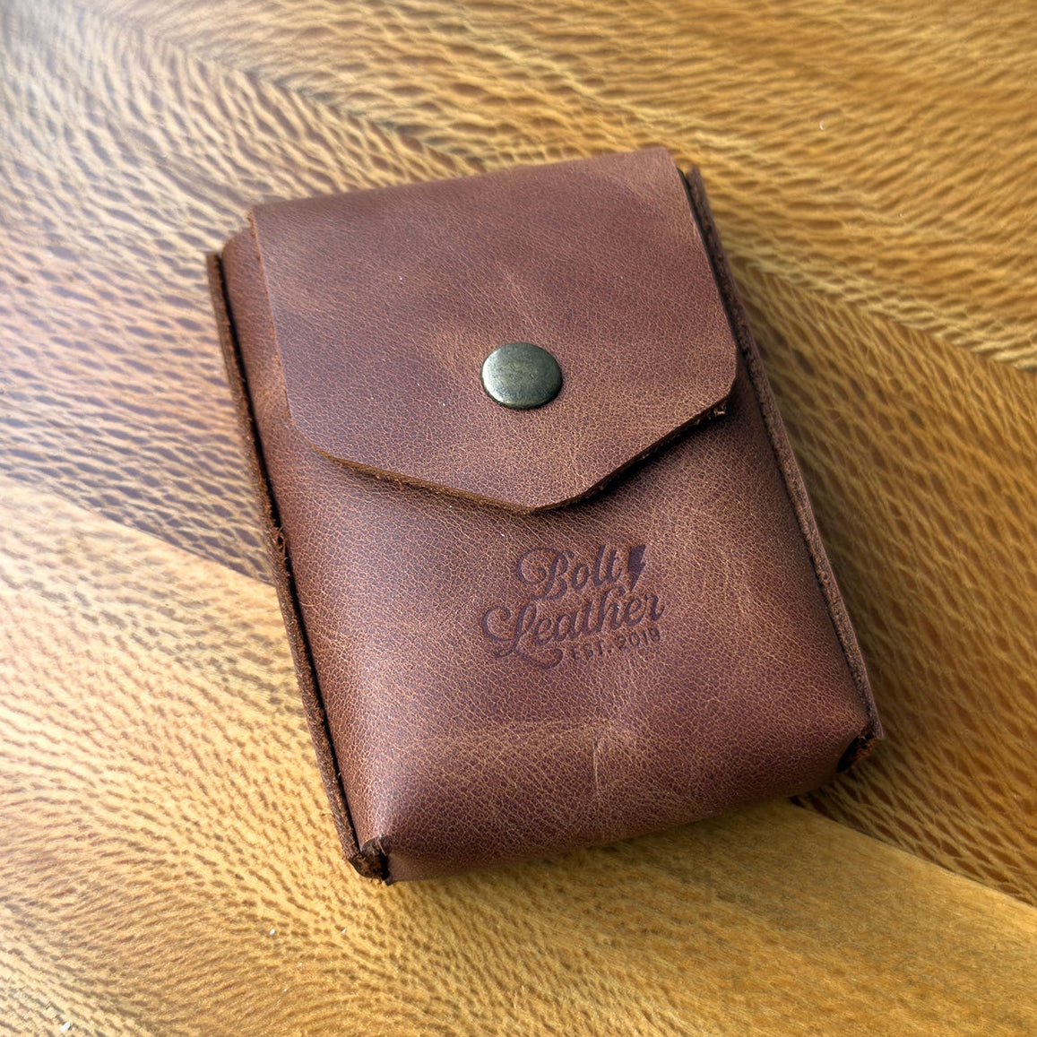 Karton kutulara veda edin, tarzınızı yansıtın.
Sigara keyfinize şıklık ve kalite katacak bu özel deri kutu, sıradan ambalajların çok ötesinde bir deneyim sunar. Artık cebinizden çıkardığınızda sizi yansıtan bir aksesuarla dikkat çekebilirsiniz.