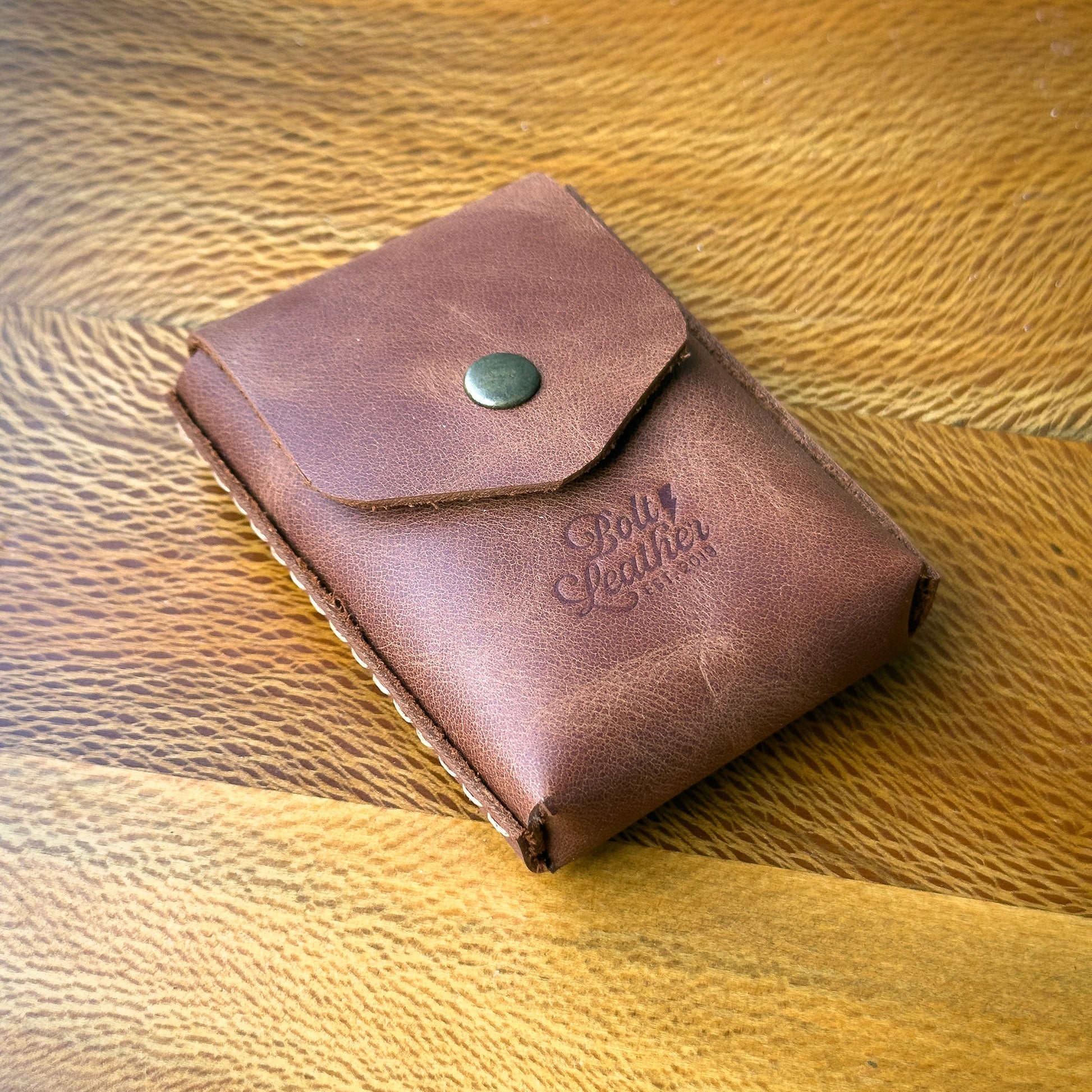 Karton kutulara veda edin, tarzınızı yansıtın.
Sigara keyfinize şıklık ve kalite katacak bu özel deri kutu, sıradan ambalajların çok ötesinde bir deneyim sunar. Artık cebinizden çıkardığınızda sizi yansıtan bir aksesuarla dikkat çekebilirsiniz.