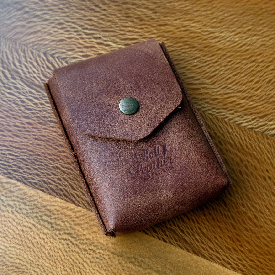 Karton kutulara veda edin, tarzınızı yansıtın.
Sigara keyfinize şıklık ve kalite katacak bu özel deri kutu, sıradan ambalajların çok ötesinde bir deneyim sunar. Artık cebinizden çıkardığınızda sizi yansıtan bir aksesuarla dikkat çekebilirsiniz.