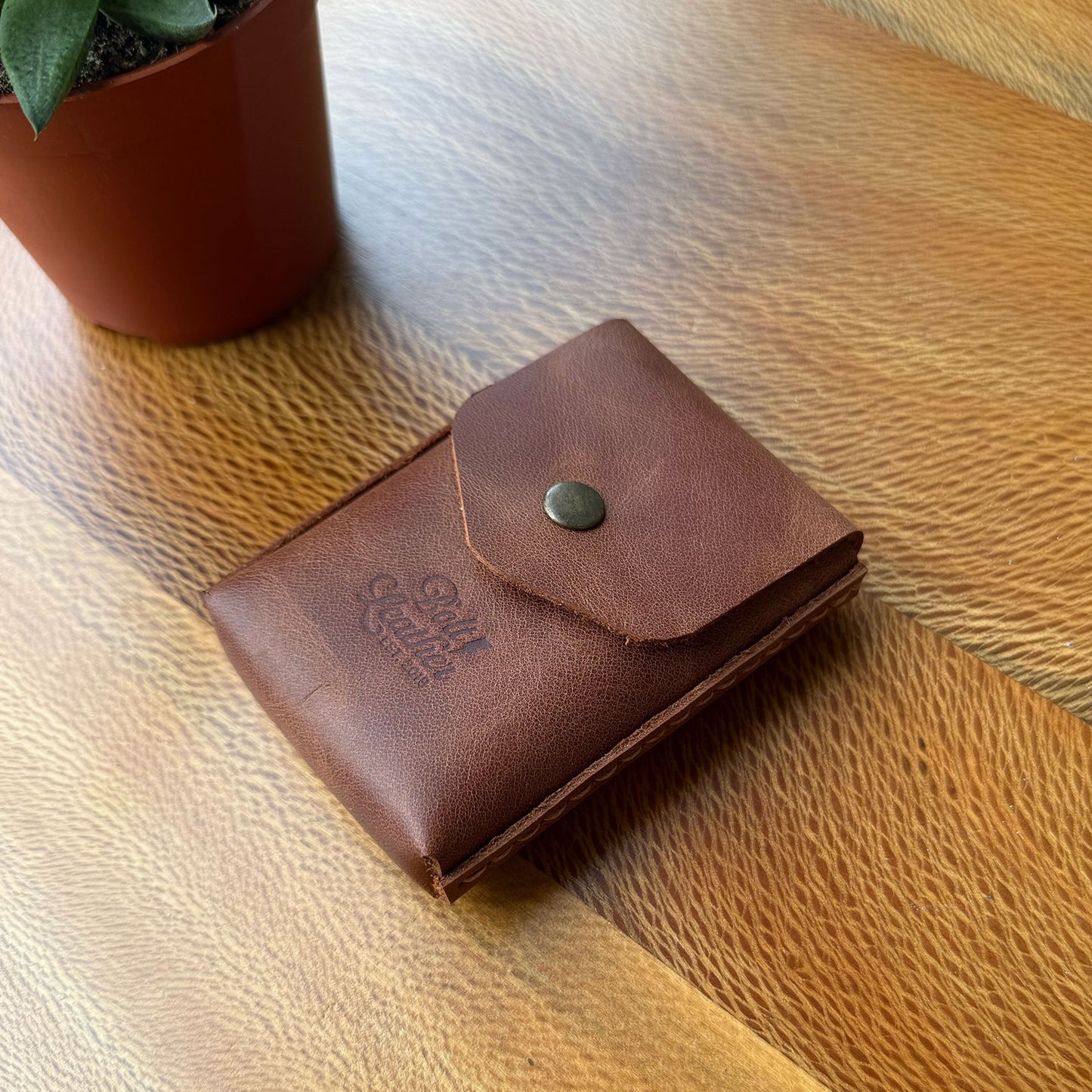 Karton kutulara veda edin, tarzınızı yansıtın.
Sigara keyfinize şıklık ve kalite katacak bu özel deri kutu, sıradan ambalajların çok ötesinde bir deneyim sunar. Artık cebinizden çıkardığınızda sizi yansıtan bir aksesuarla dikkat çekebilirsiniz.