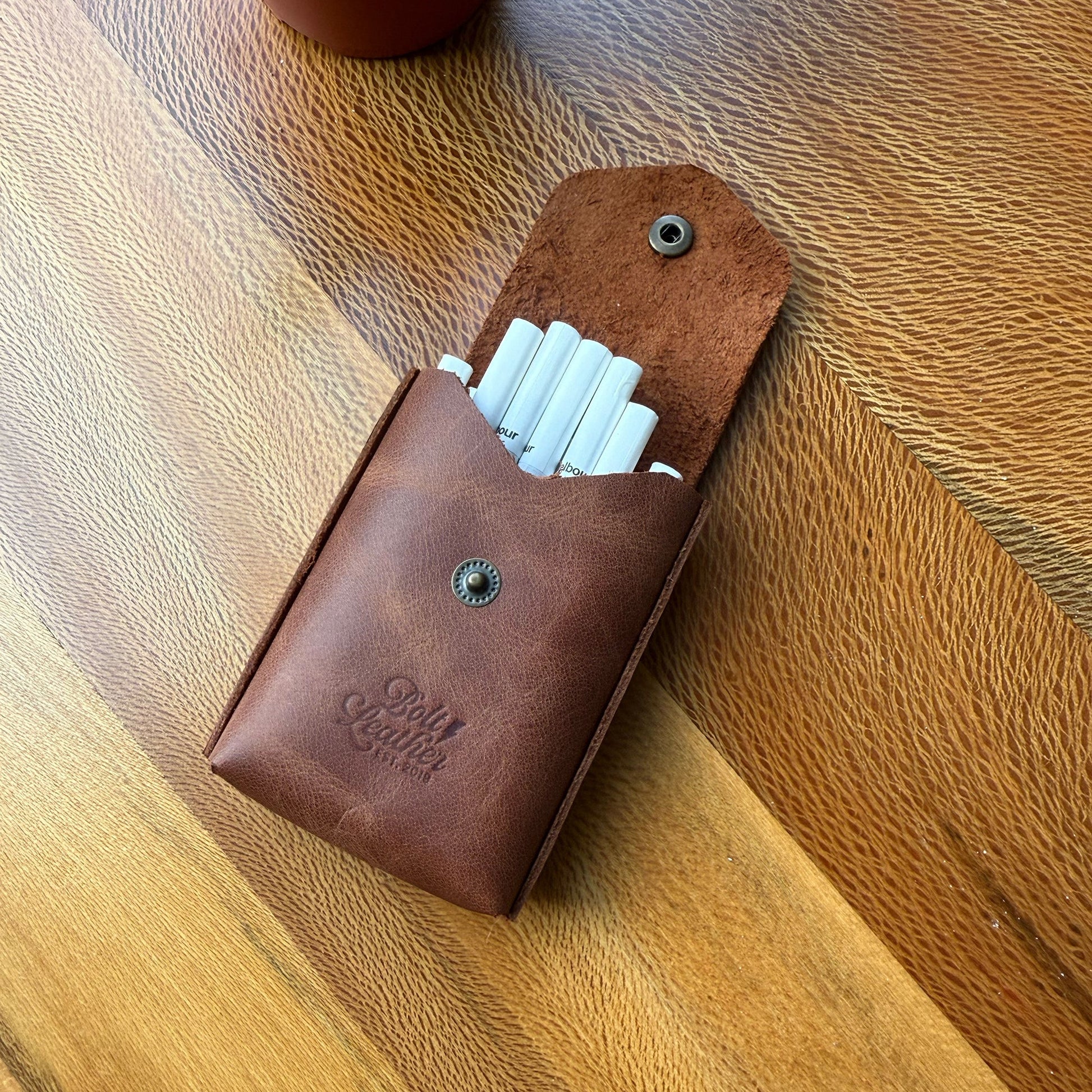 Karton kutulara veda edin, tarzınızı yansıtın.
Sigara keyfinize şıklık ve kalite katacak bu özel deri kutu, sıradan ambalajların çok ötesinde bir deneyim sunar. Artık cebinizden çıkardığınızda sizi yansıtan bir aksesuarla dikkat çekebilirsiniz.