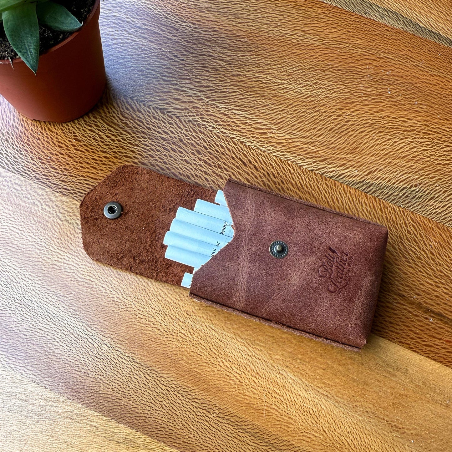 Karton kutulara veda edin, tarzınızı yansıtın.
Sigara keyfinize şıklık ve kalite katacak bu özel deri kutu, sıradan ambalajların çok ötesinde bir deneyim sunar. Artık cebinizden çıkardığınızda sizi yansıtan bir aksesuarla dikkat çekebilirsiniz.