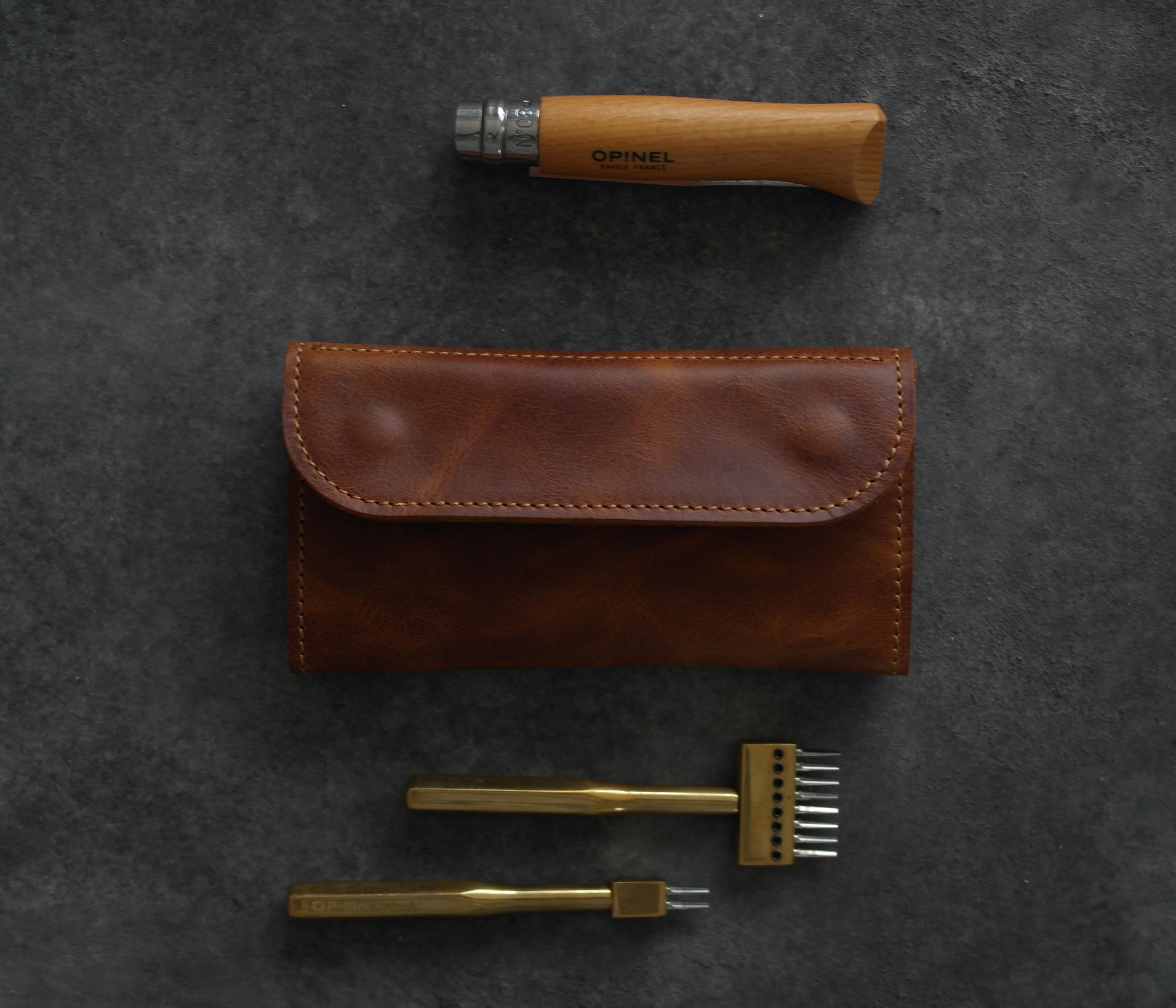 tütün kesesi, tütün çantası, camel renk, el yapımı, gerçek deri, %100 Hakiki Deri, El dikişi, gerçek dana derisi, minimalist tasarım, vintage, kişiye özel hediye, kişiselleştirme seçeneği