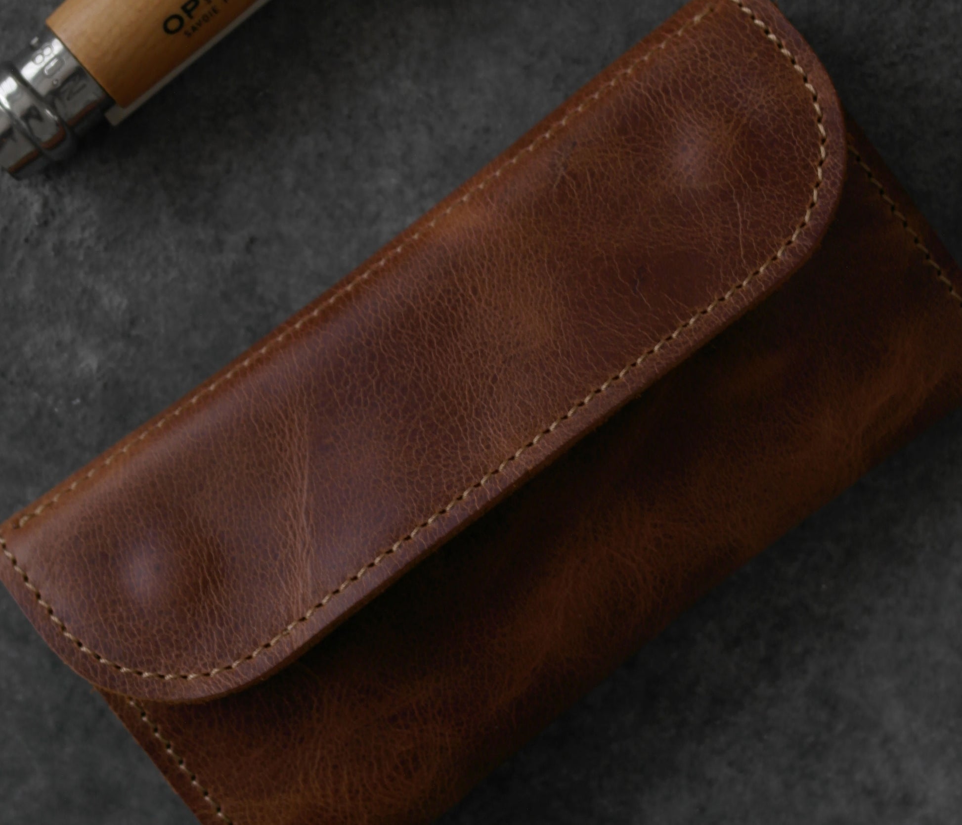 tütün kesesi, tütün çantası, camel renk, el yapımı, gerçek deri, %100 Hakiki Deri, El dikişi, gerçek dana derisi, minimalist tasarım, vintage, kişiye özel hediye, kişiselleştirme seçeneği