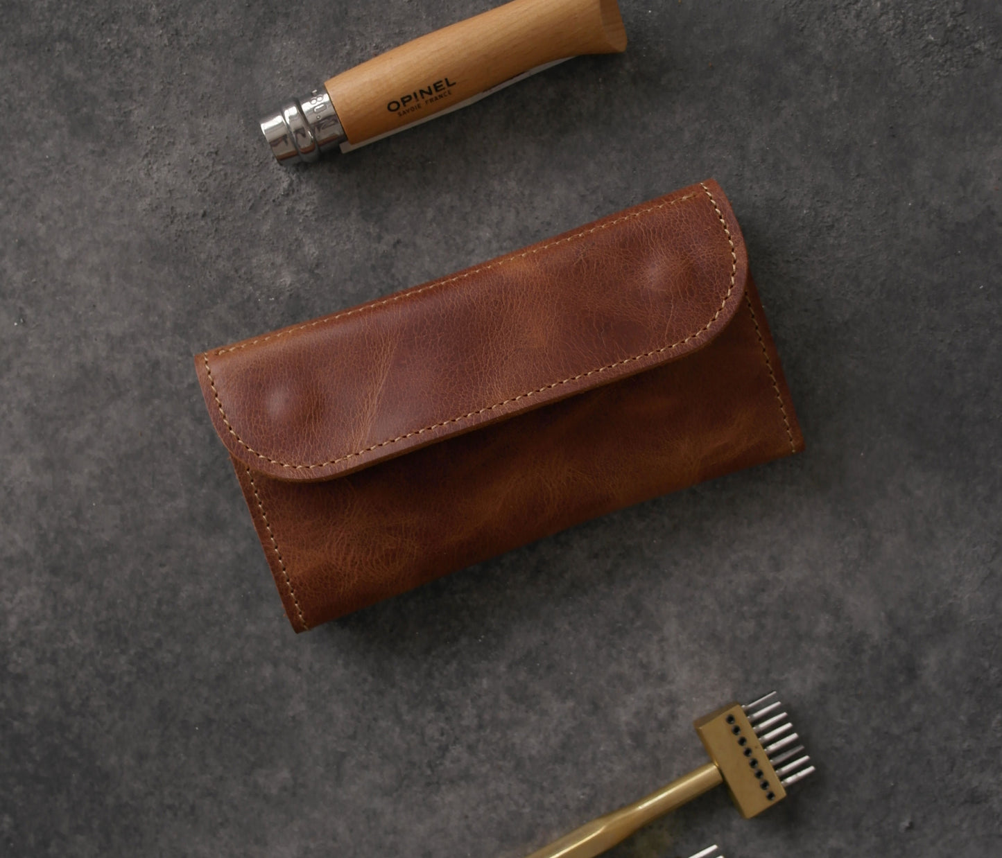tütün kesesi, tütün çantası, camel renk, el yapımı, gerçek deri, %100 Hakiki Deri, El dikişi, gerçek dana derisi, minimalist tasarım, vintage, kişiye özel hediye, kişiselleştirme seçeneği