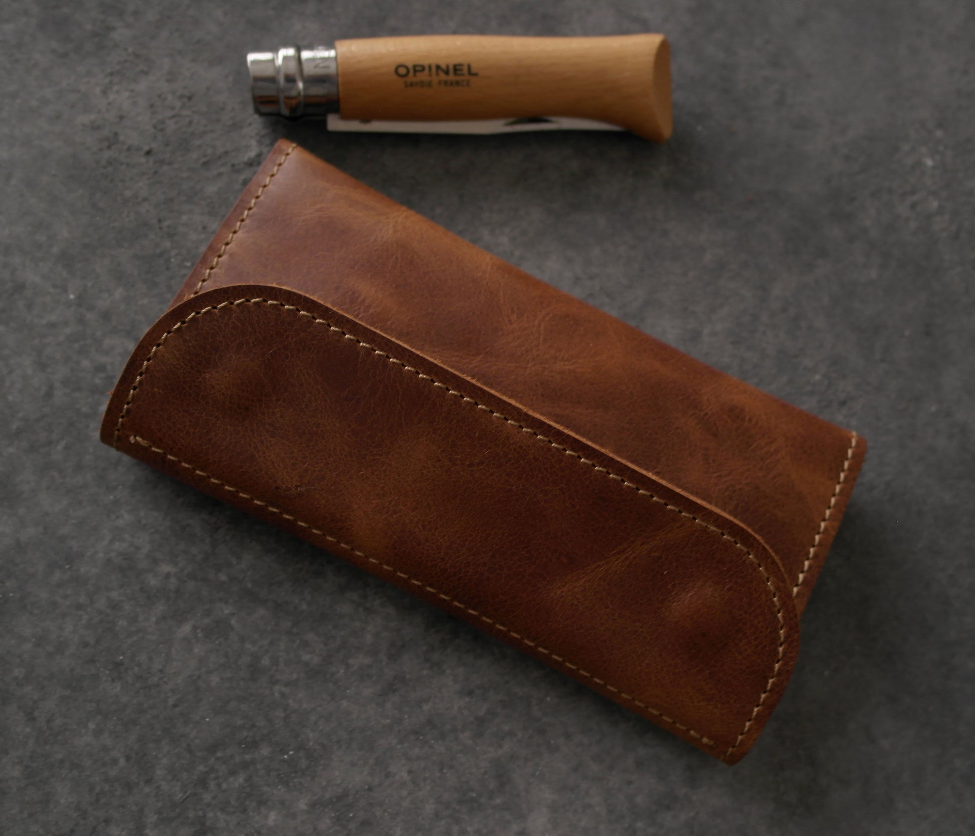 tütün kesesi, tütün çantası, camel renk, el yapımı, gerçek deri, %100 Hakiki Deri, El dikişi, gerçek dana derisi, minimalist tasarım, vintage, kişiye özel hediye, kişiselleştirme seçeneği