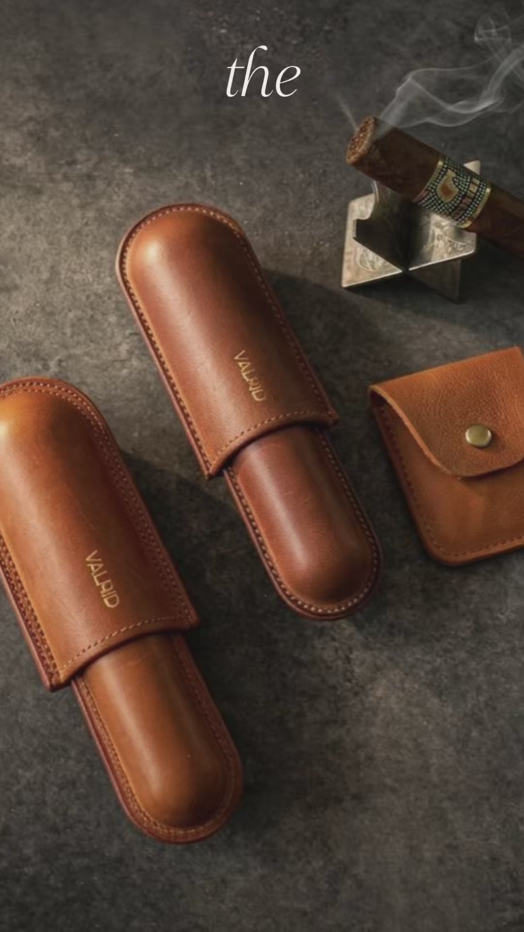 Taba, camel ve kahve renklerinde yan yana dizilmiş tekli, ikili ve üçlü kapasite seçeneklerine sahip el yapımı deri puro kılıfları. Darbelere ve ezilmelere karşı dayanıklı, yarı sert iskelet yapısını gösteren seyahat tipi deri puro kılıfı profili. Temiz bir arka planda doğal dokusu ve kaliteli dikişleri belirgin olan el yapımı camel rengi deri puro kılıfı.