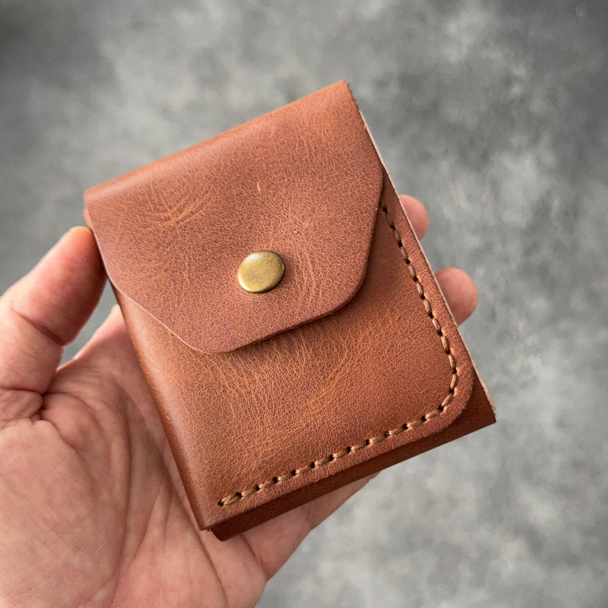 Hakiki dana derisinden tamamen el dikişiyle üretilen BoltLeather SLIDE cüzdanı keşfedin. 30–40 banknot kapasitesi ve 2 ayrı kart cebiyle günlük kullanım için ideal.