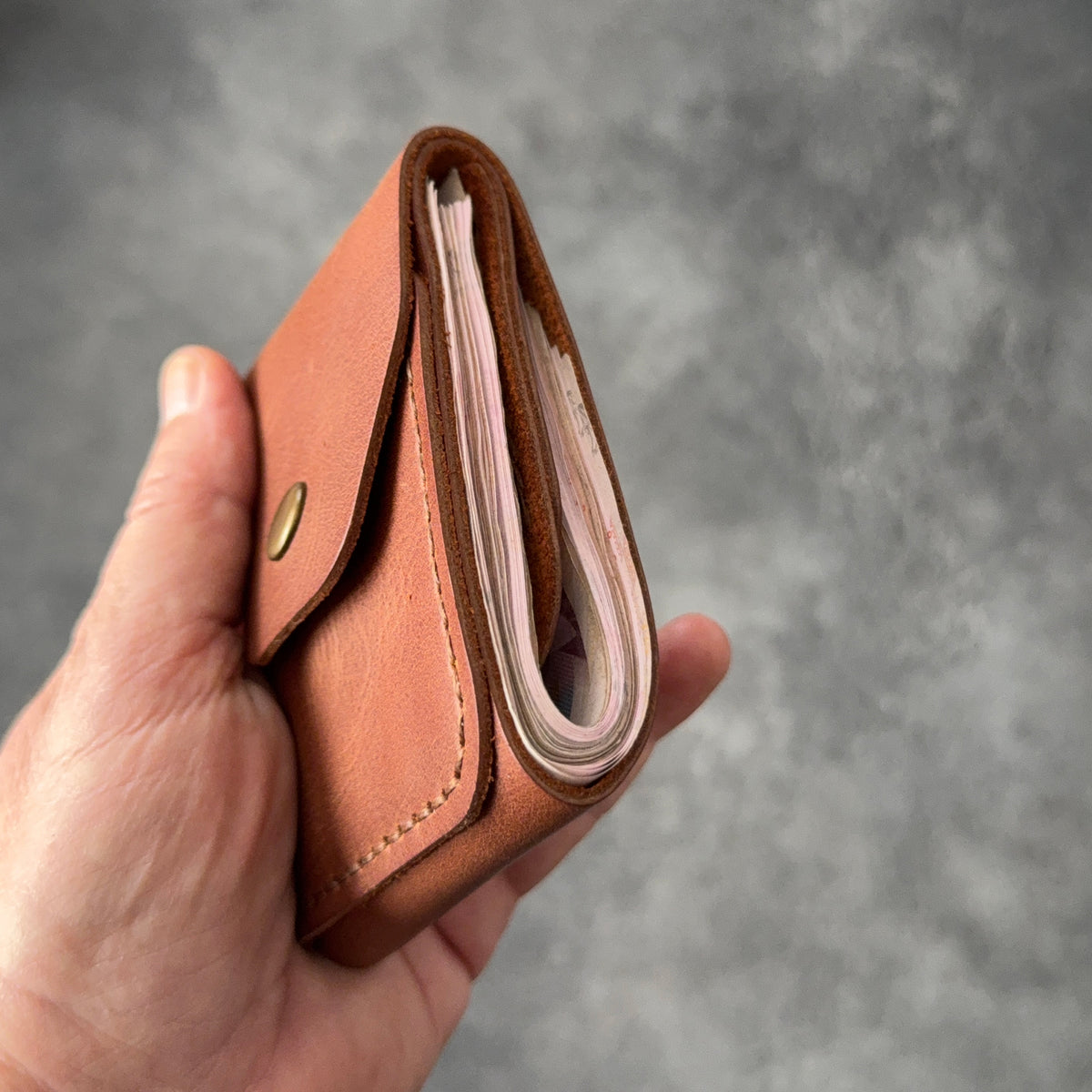 Hakiki dana derisinden tamamen el dikişiyle üretilen BoltLeather SLIDE cüzdanı keşfedin. 30–40 banknot kapasitesi ve 2 ayrı kart cebiyle günlük kullanım için ideal.