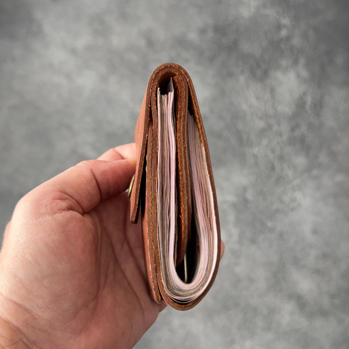 Hakiki dana derisinden tamamen el dikişiyle üretilen BoltLeather SLIDE cüzdanı keşfedin. 30–40 banknot kapasitesi ve 2 ayrı kart cebiyle günlük kullanım için ideal.